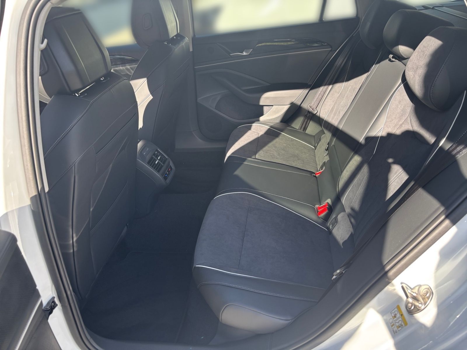 Fahrzeugabbildung Volkswagen Passat Business 1.5 eTSI DSG Navi Kamera SHZ AHK