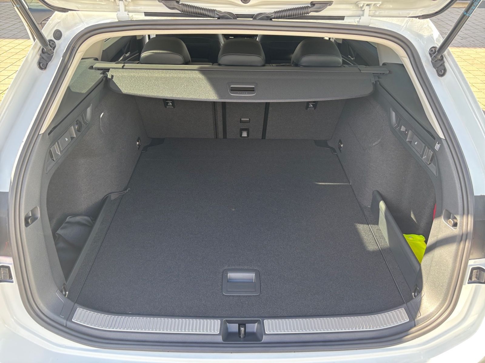 Fahrzeugabbildung Volkswagen Passat Business 1.5 eTSI DSG Navi Kamera SHZ AHK