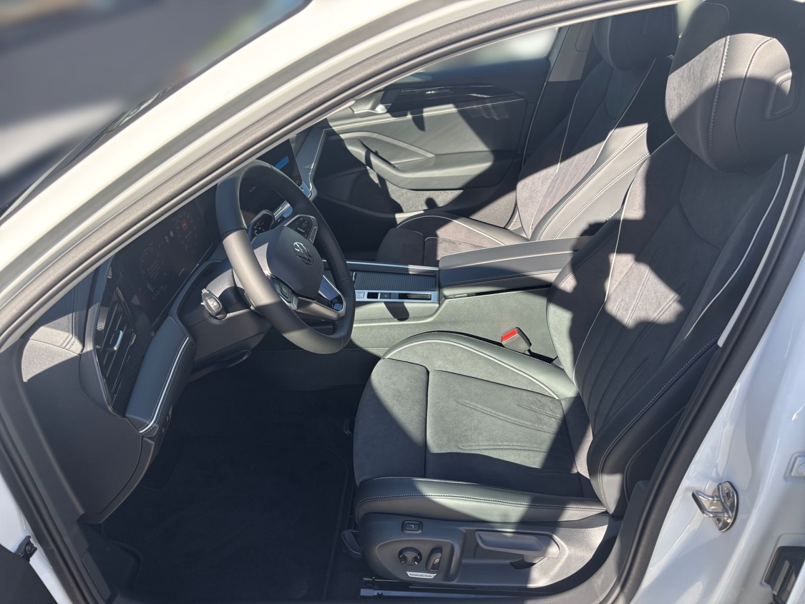Fahrzeugabbildung Volkswagen Passat Business 1.5 eTSI DSG Navi Kamera SHZ AHK