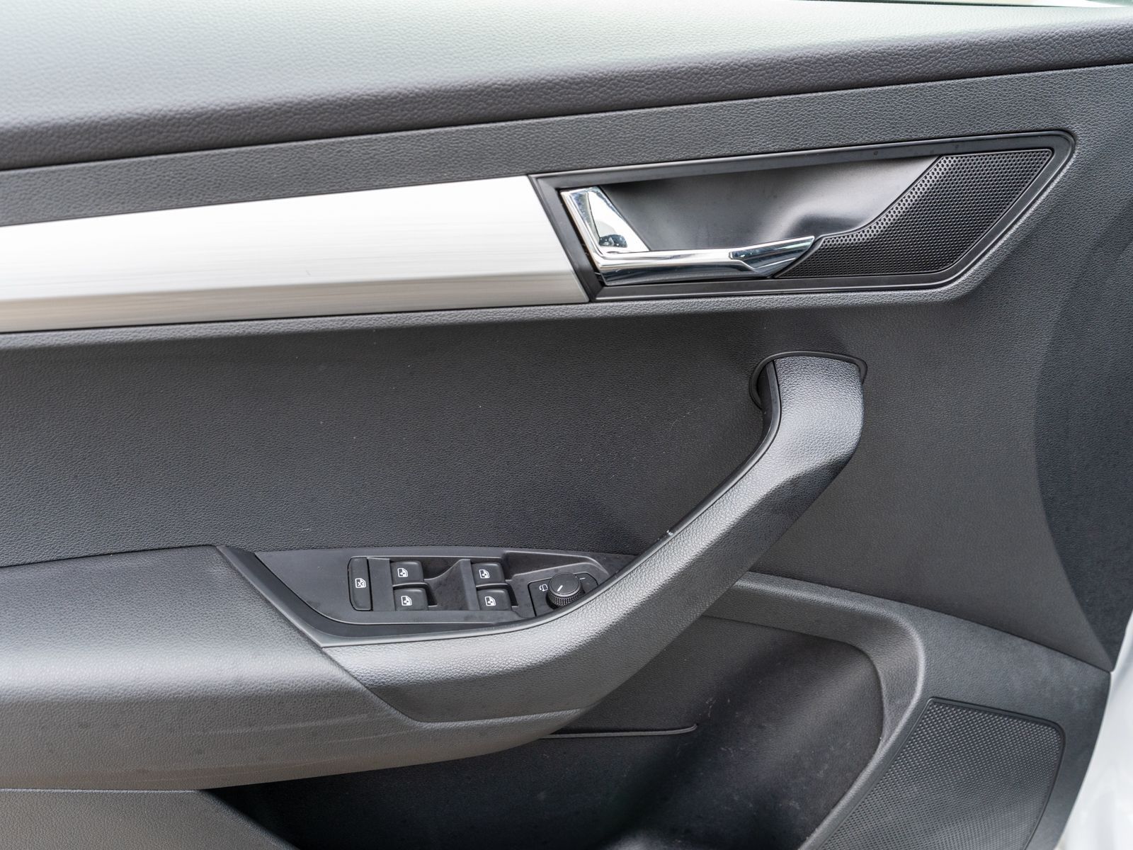 Fahrzeugabbildung SKODA Karoq Ambition 1.5TSI DSG LED Navi Stdhz SHZ AHK