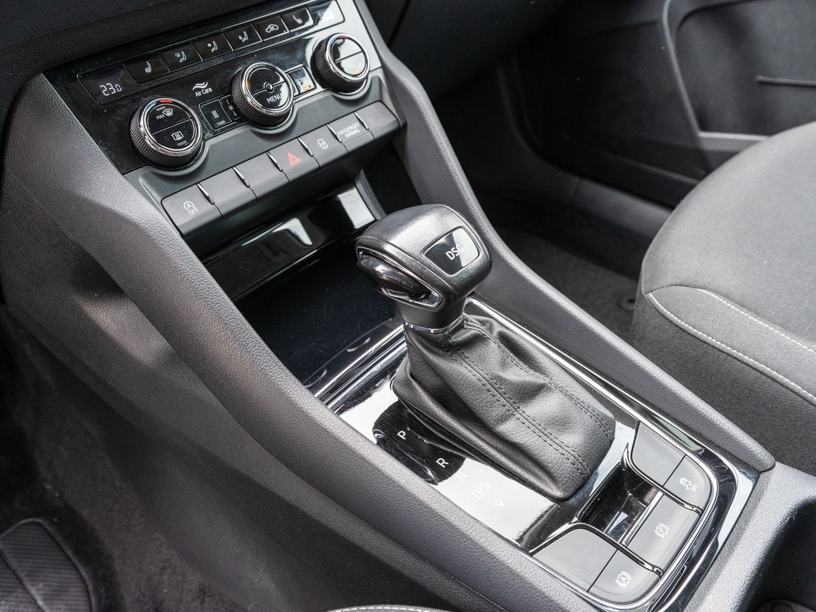 Fahrzeugabbildung SKODA Karoq Ambition 1.5TSI DSG LED Navi Stdhz SHZ AHK