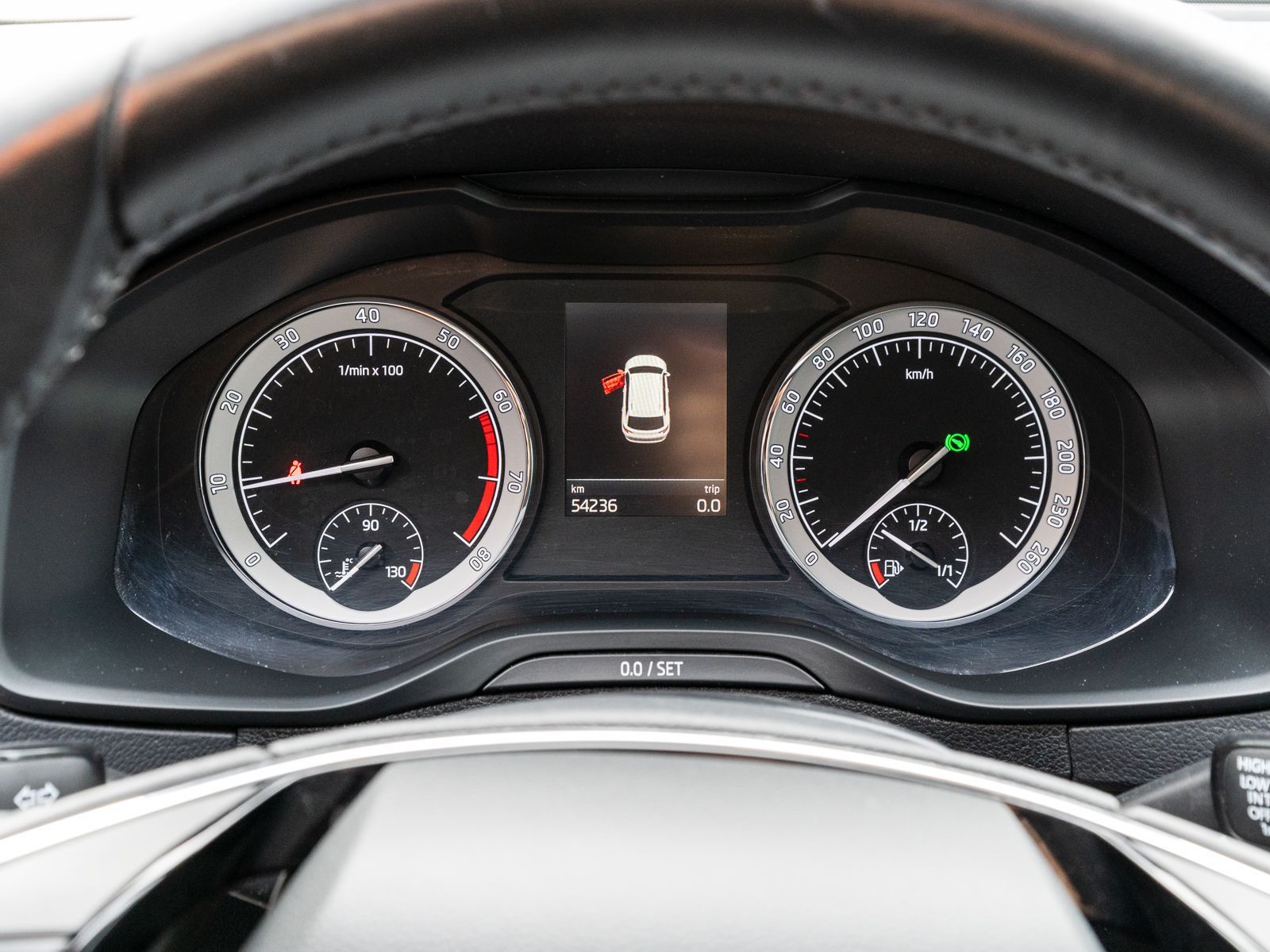 Fahrzeugabbildung SKODA Karoq Ambition 1.5TSI DSG LED Navi Stdhz SHZ AHK