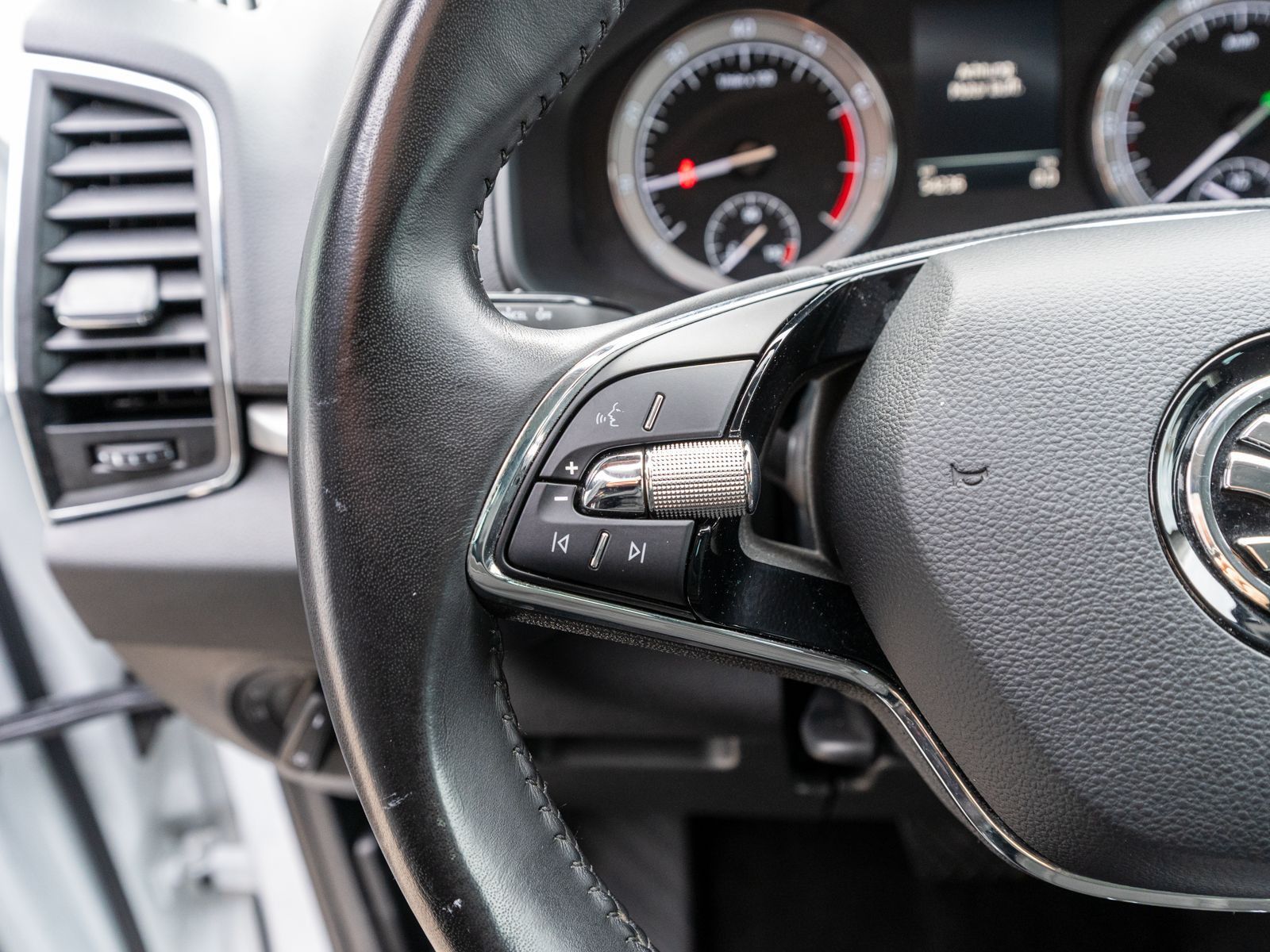 Fahrzeugabbildung SKODA Karoq Ambition 1.5TSI DSG LED Navi Stdhz SHZ AHK