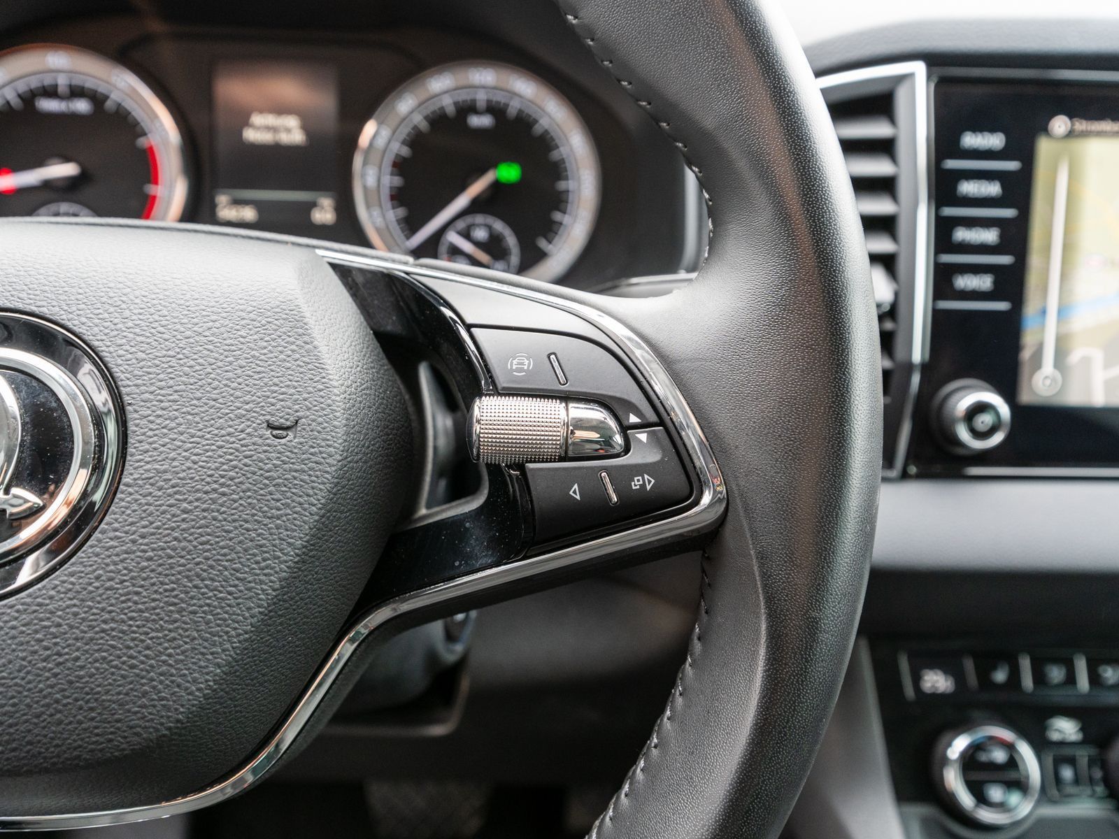 Fahrzeugabbildung SKODA Karoq Ambition 1.5TSI DSG LED Navi Stdhz SHZ AHK