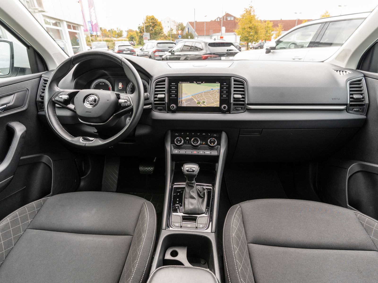 Fahrzeugabbildung SKODA Karoq Ambition 1.5TSI DSG LED Navi Stdhz SHZ AHK
