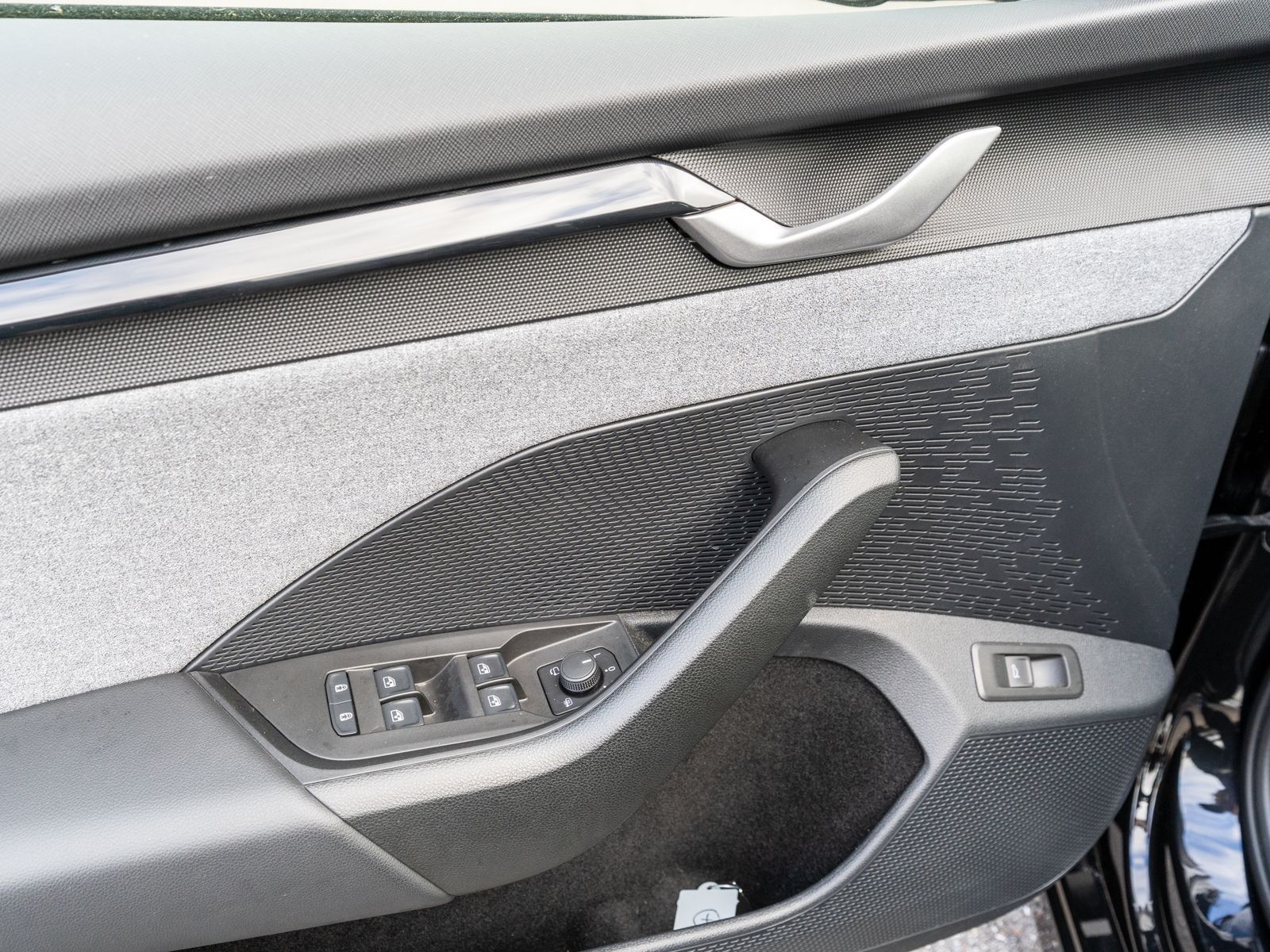 Fahrzeugabbildung SKODA Octavia Combi Selection 2.0TDI DSG Navi HUD 360°