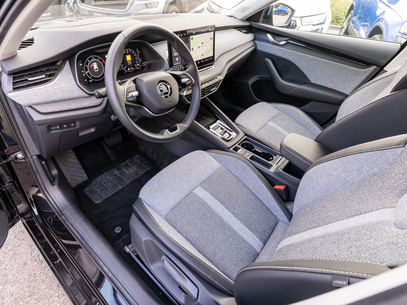 Fahrzeugabbildung SKODA Octavia Combi Selection 2.0TDI DSG Navi HUD 360°