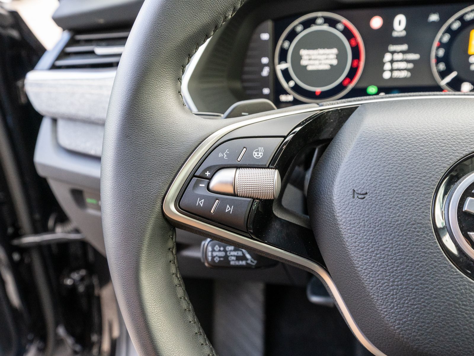 Fahrzeugabbildung SKODA Octavia Combi Selection 2.0TDI DSG Navi HUD 360°