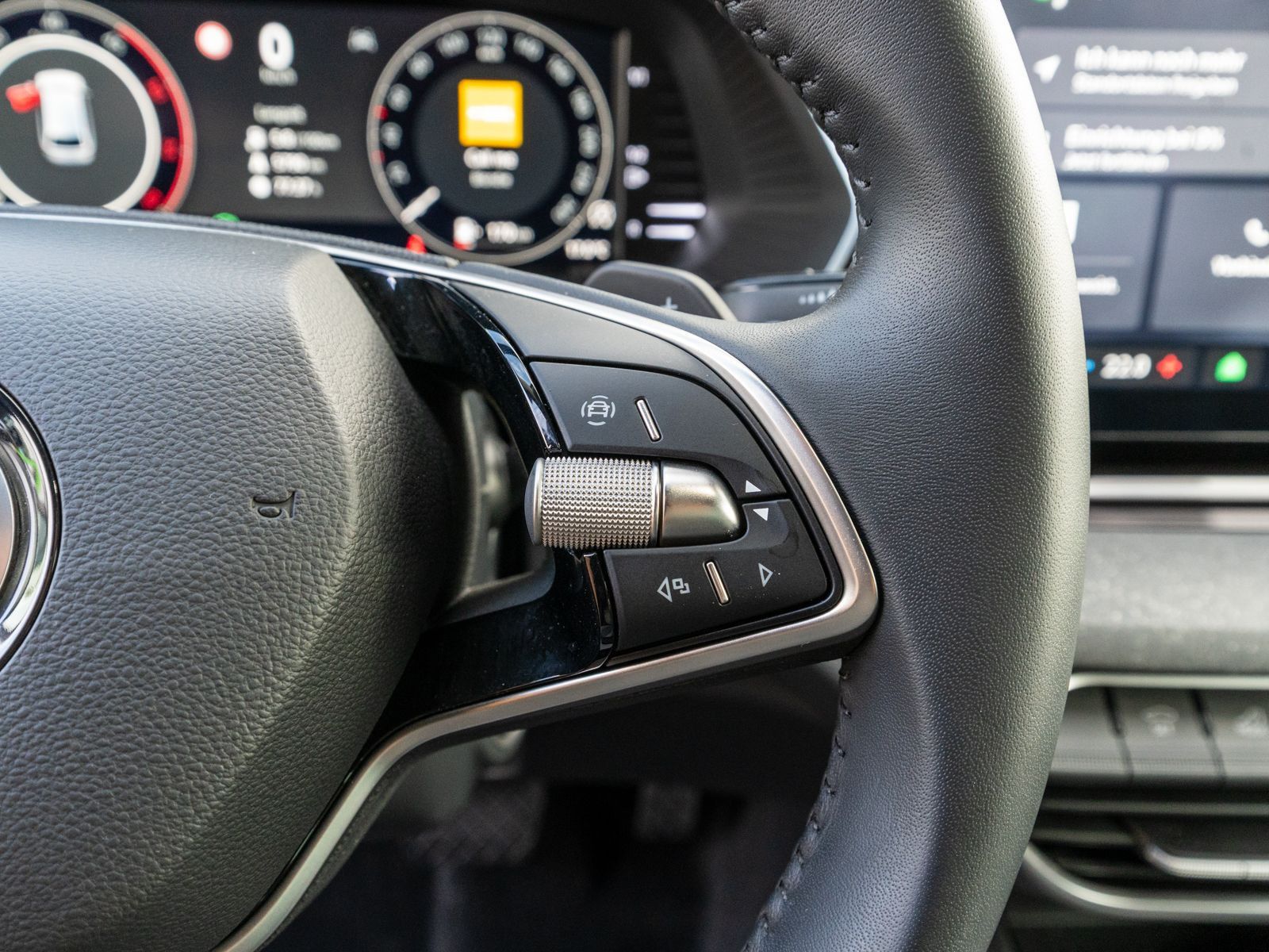 Fahrzeugabbildung SKODA Octavia Combi Selection 2.0TDI DSG Navi HUD 360°