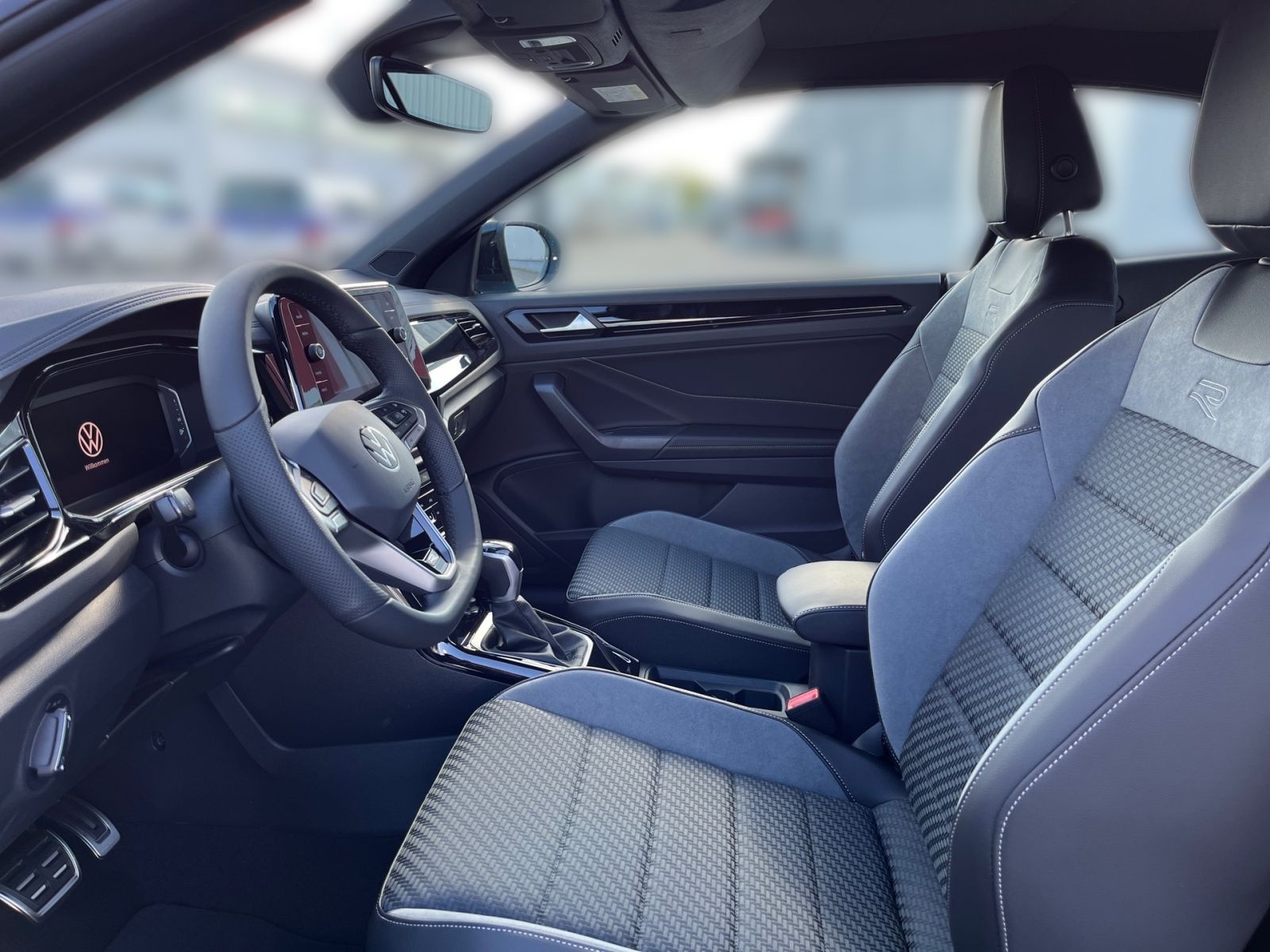 Fahrzeugabbildung Volkswagen T-Roc Cabriolet R-Line 1.5 TSI DSG AHK RFK ACC