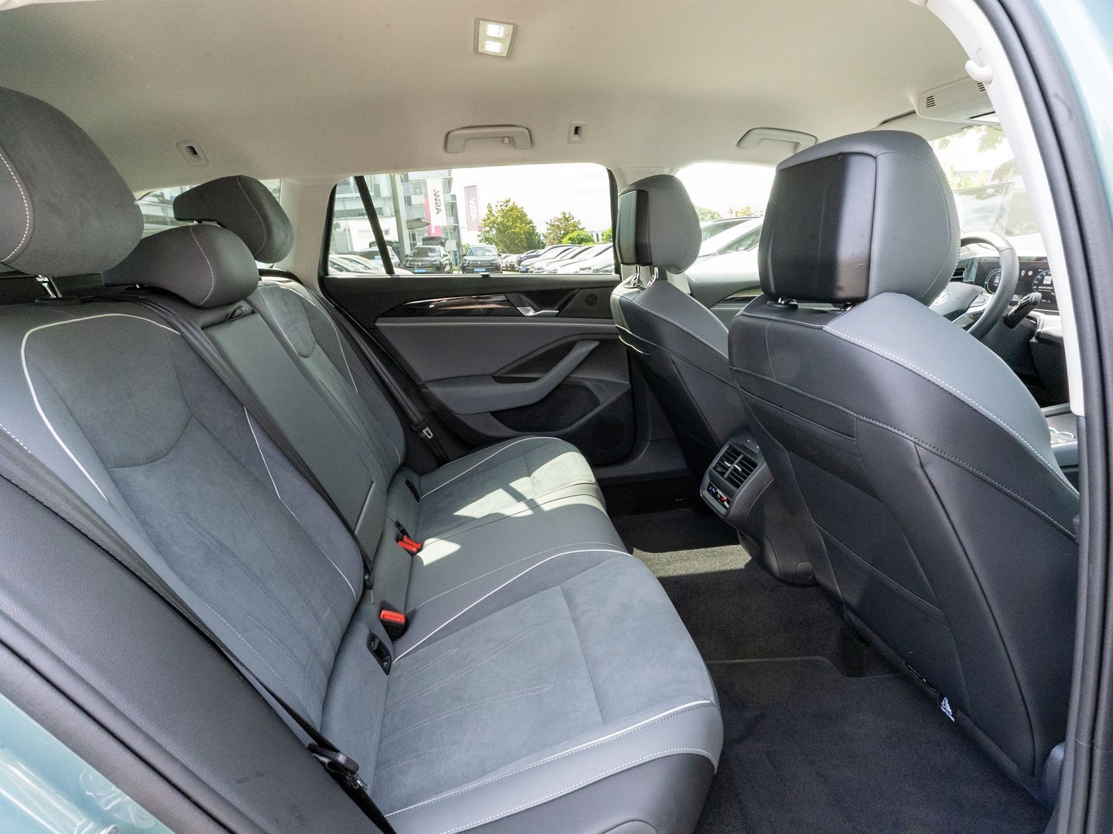 Fahrzeugabbildung Volkswagen Passat Variant Business 1.5 eHybrid DSG LED 360°