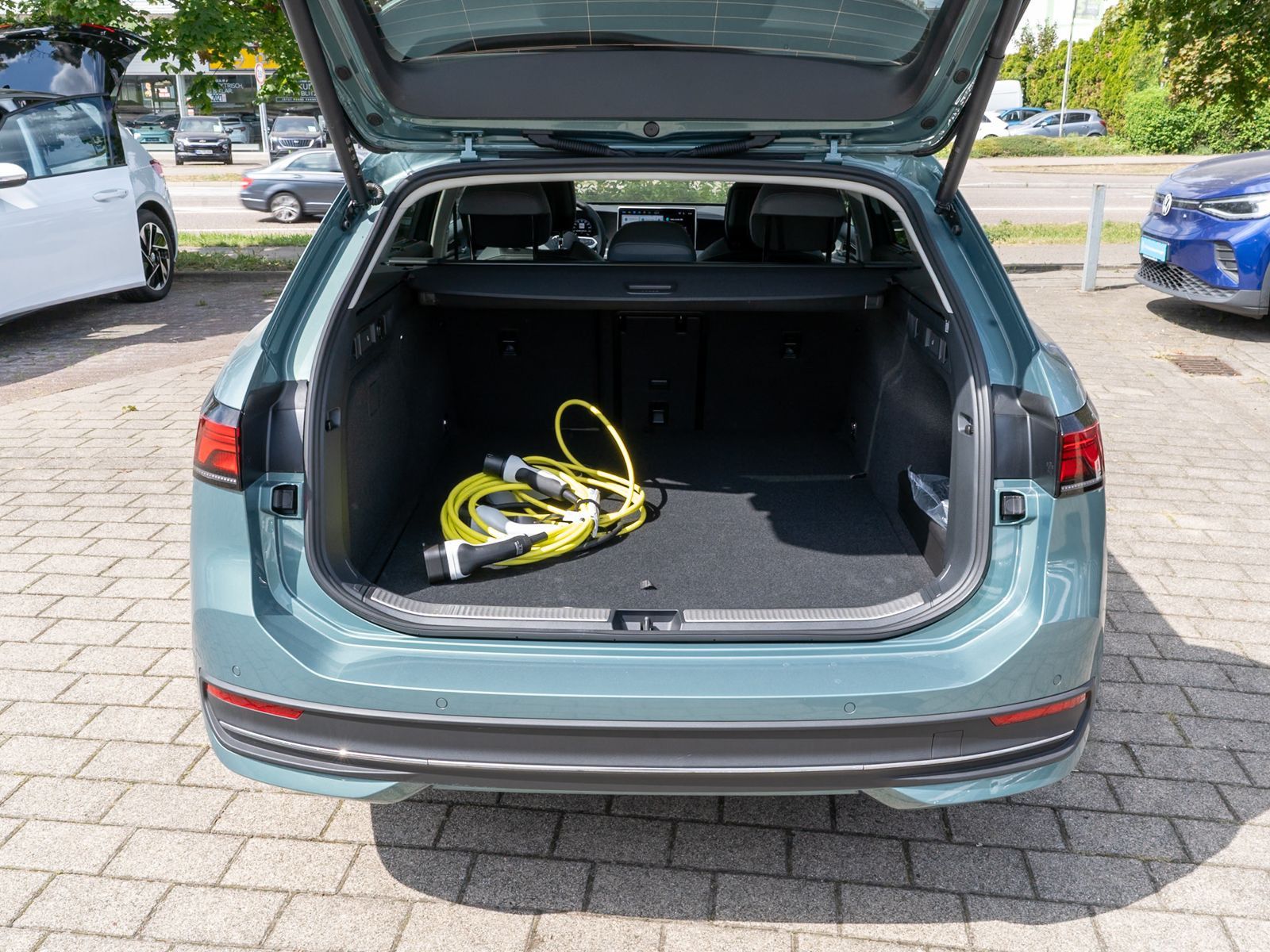 Fahrzeugabbildung Volkswagen Passat Variant Business 1.5 eHybrid DSG LED 360°
