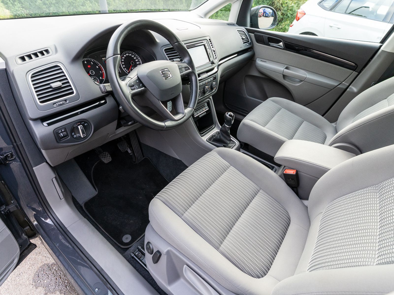 Fahrzeugabbildung SEAT Alhambra Style 1.4 TSI Navi RFK SHZ GRA AHK 7-S