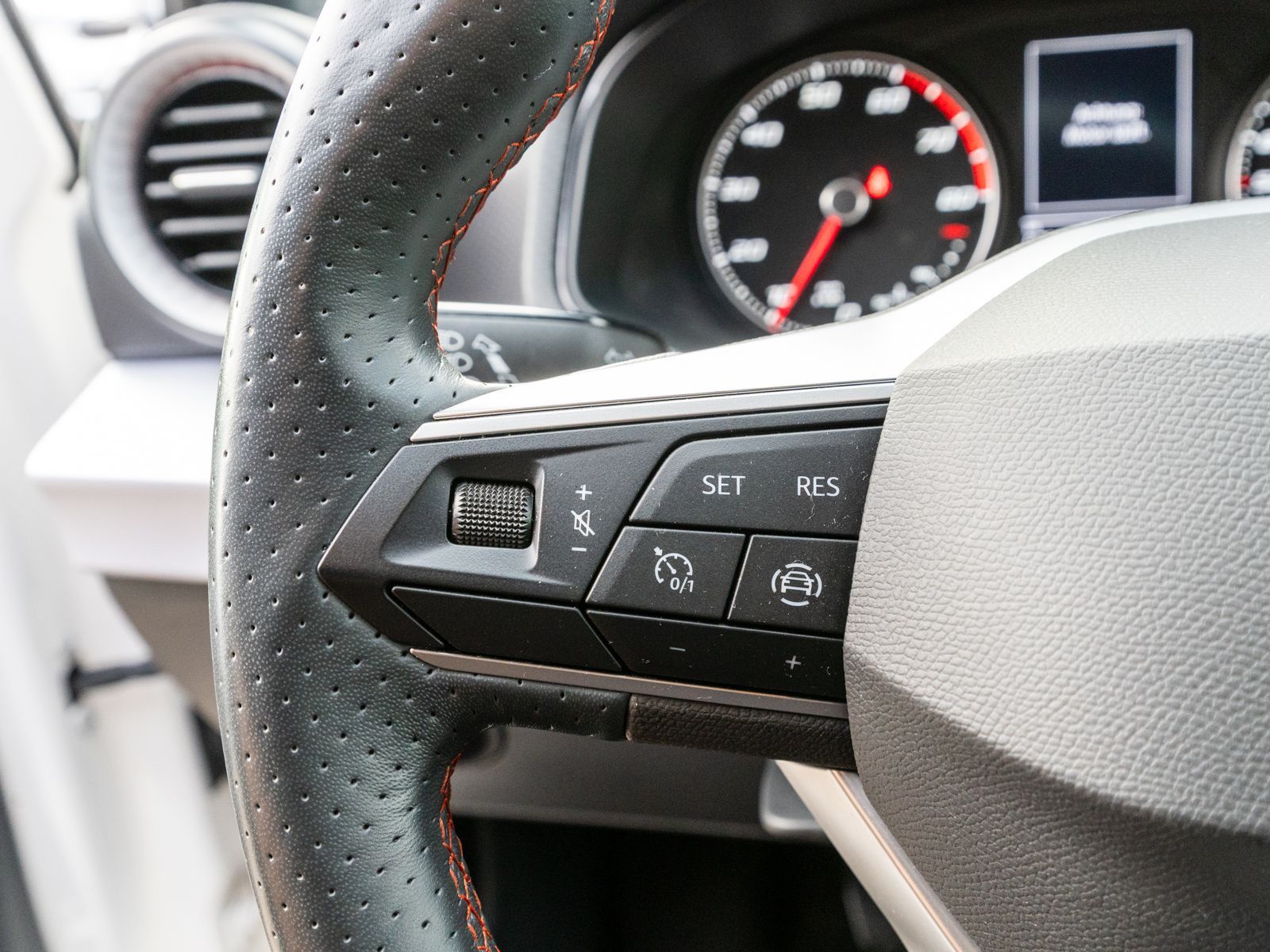 Fahrzeugabbildung SEAT Ibiza FR-Line 1.0 TSI LED Navi PDC SHZ VC GRA