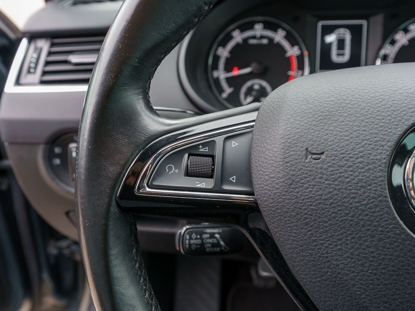 Fahrzeugabbildung SKODA Octavia Combi Ambition 1.4 TSI LED Navi PDC AHK
