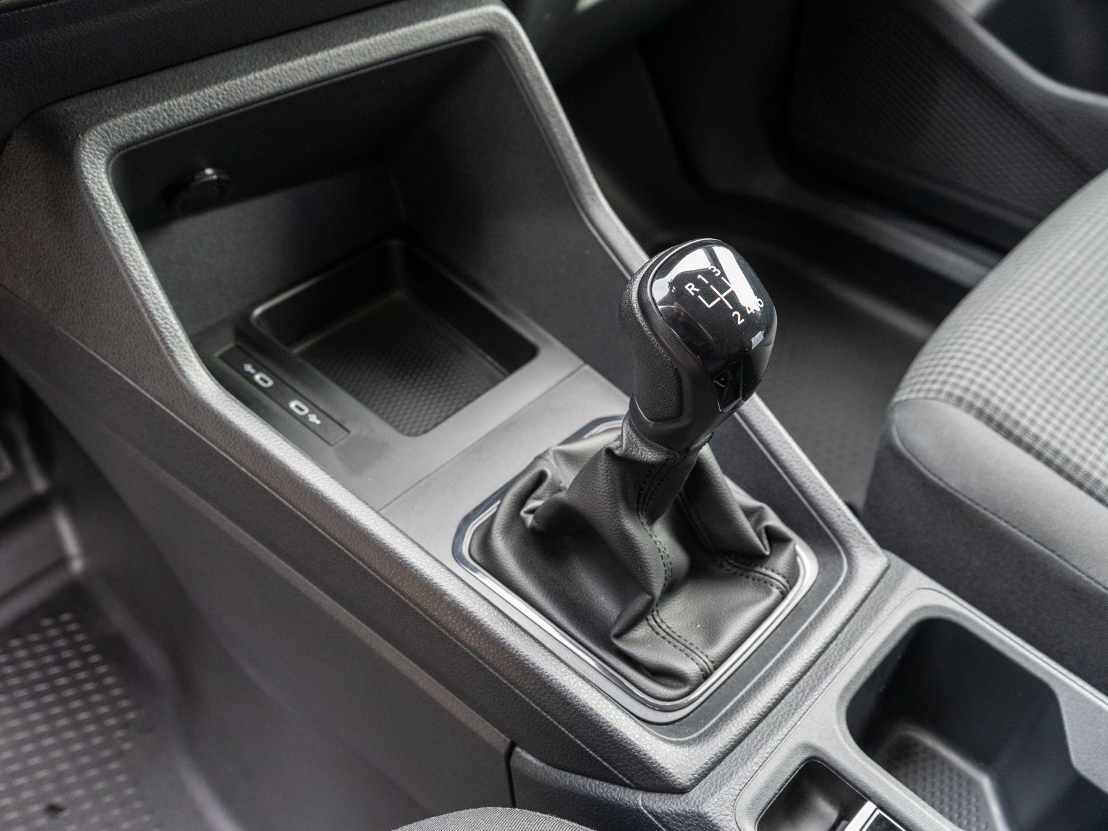 Fahrzeugabbildung Volkswagen Caddy Cargo 1.5 TSI Klimaauto PDC v/h DAB+