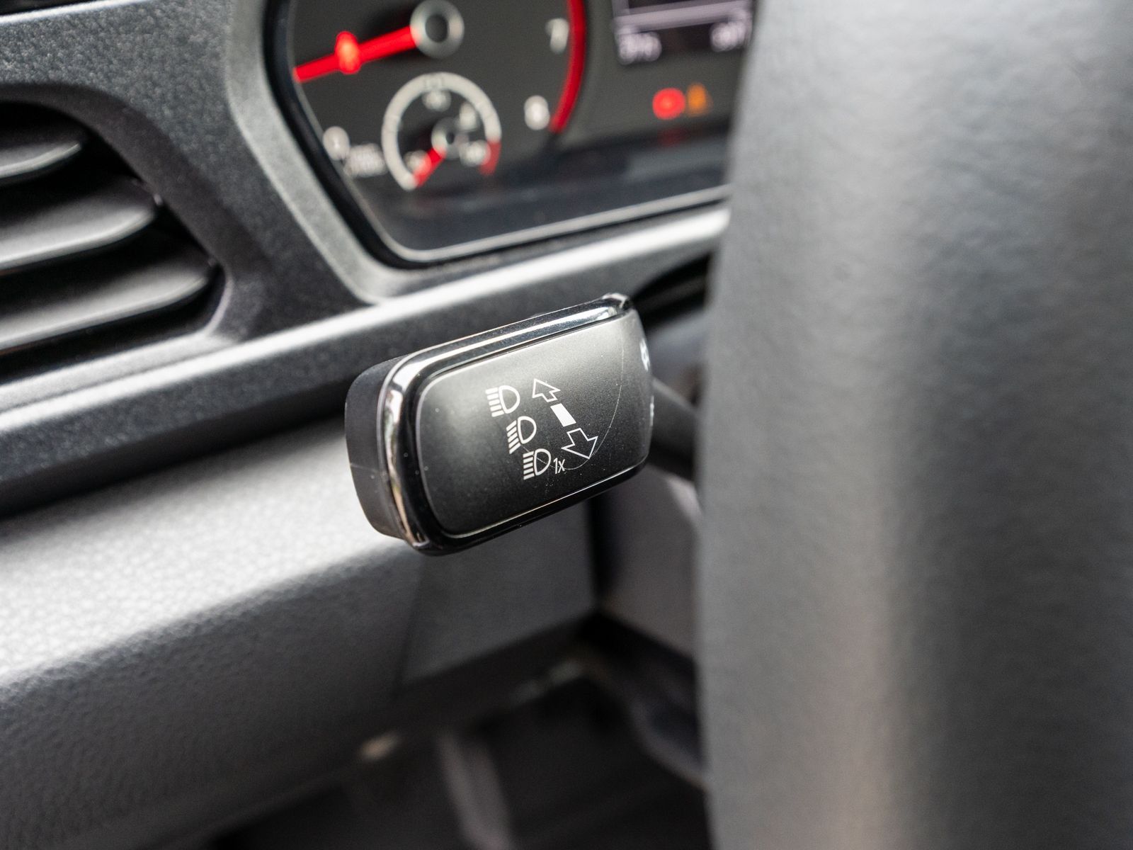 Fahrzeugabbildung Volkswagen Caddy Cargo 1.5 TSI Klimaauto PDC v/h DAB+