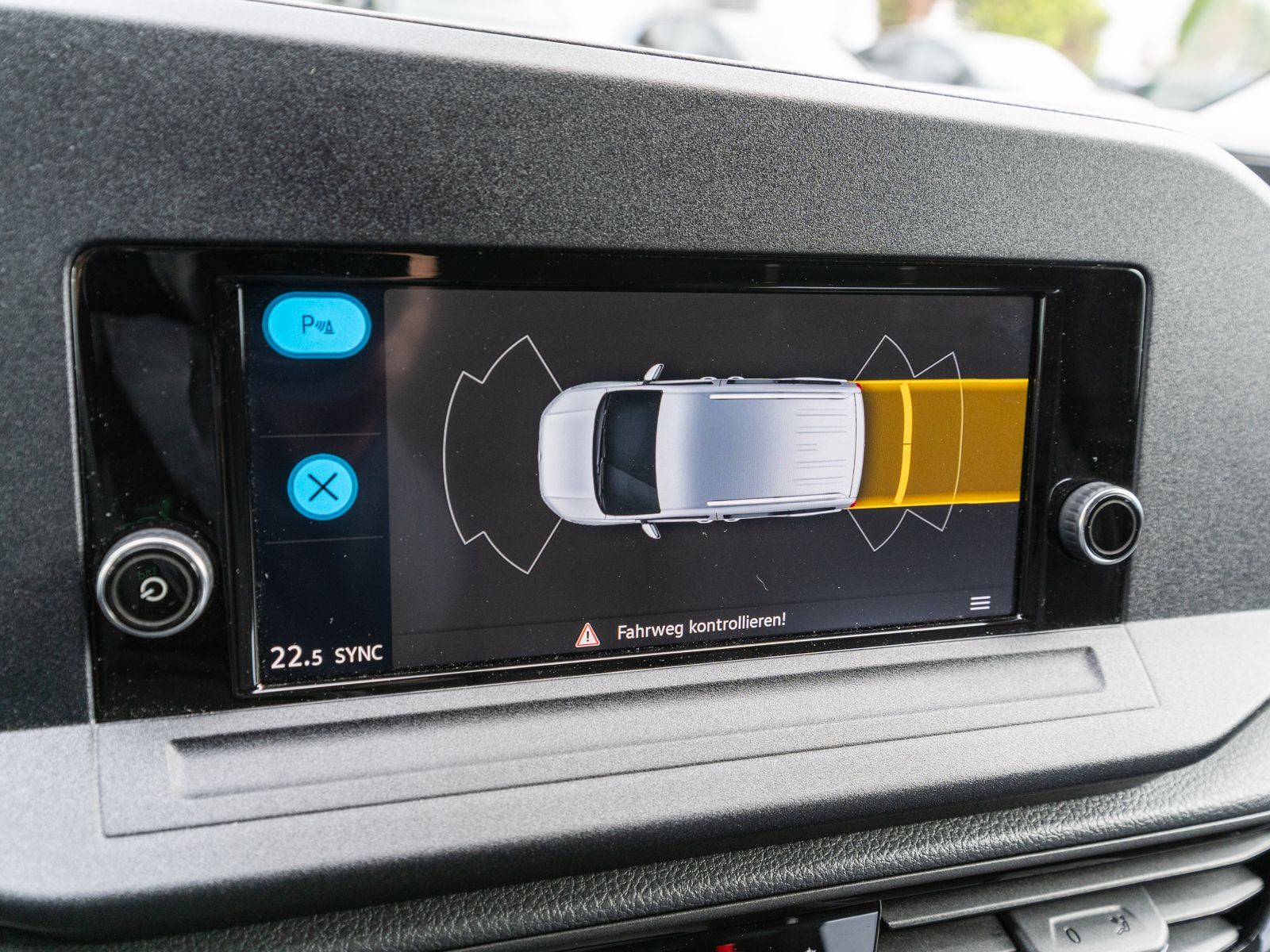 Fahrzeugabbildung Volkswagen Caddy Cargo 1.5 TSI Klimaauto PDC v/h DAB+