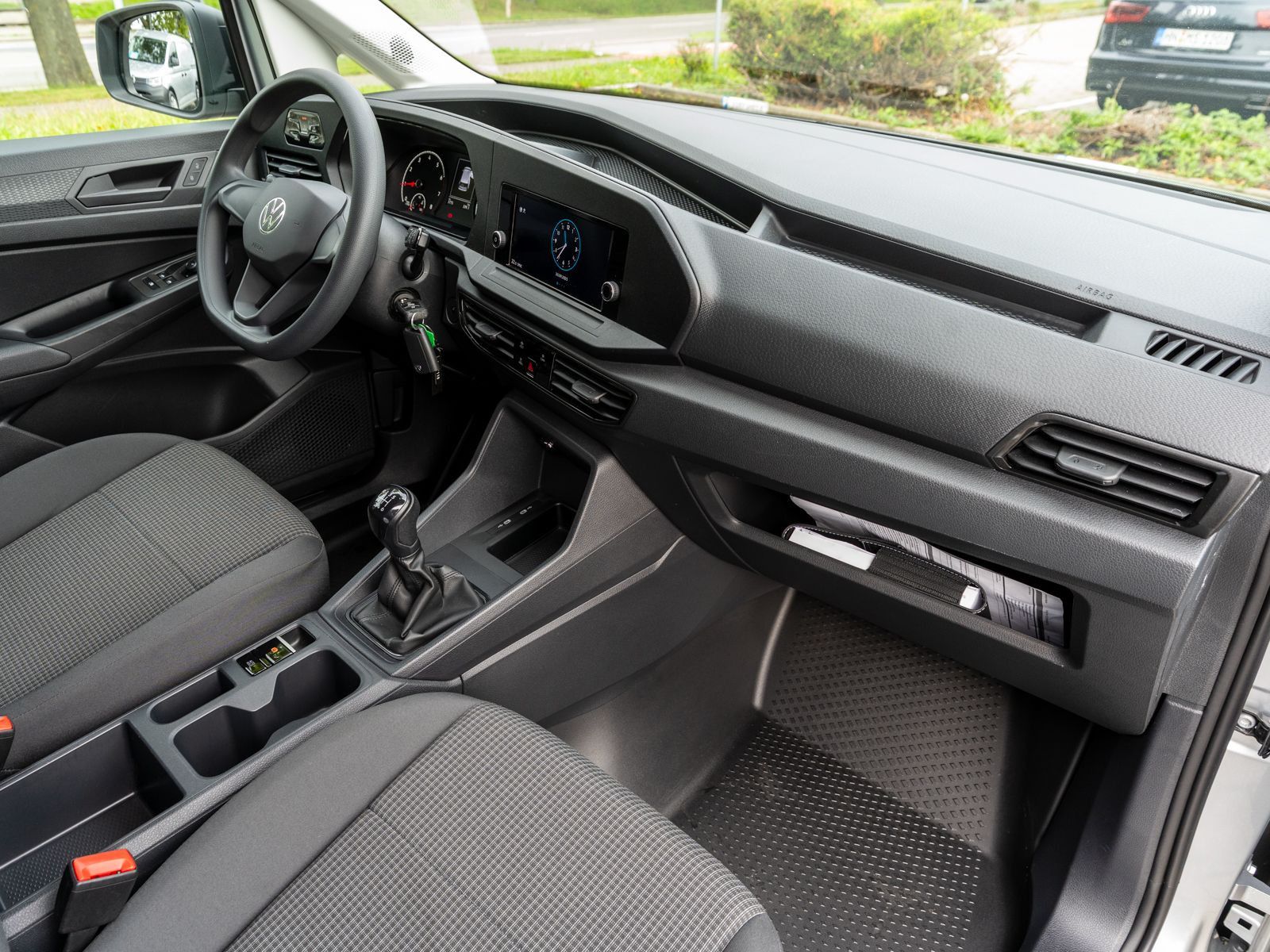 Fahrzeugabbildung Volkswagen Caddy Cargo 1.5 TSI Klimaauto PDC v/h DAB+