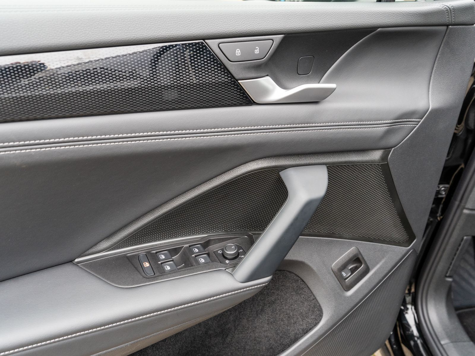 Fahrzeugabbildung Volkswagen Tayron Life 1.5 TSI DSG LED Navi RFK ACC SHZ AHK