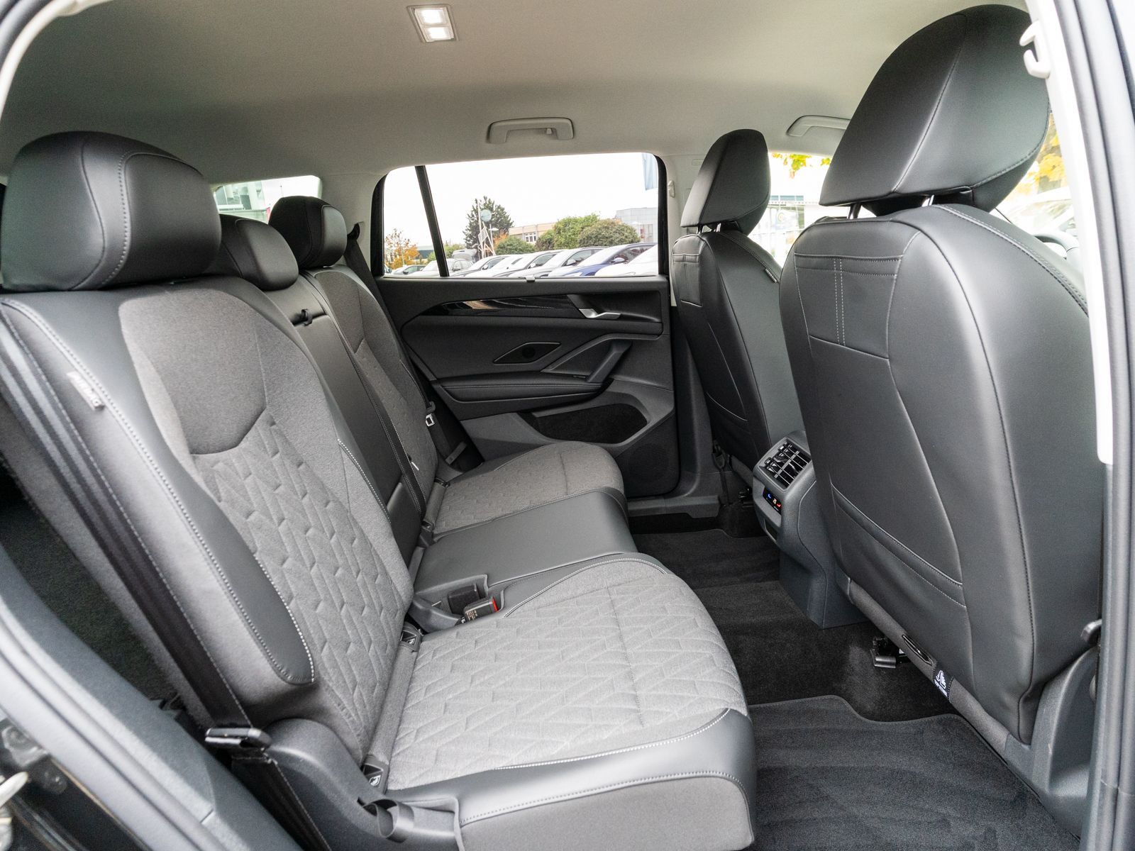 Fahrzeugabbildung Volkswagen Tayron Life 1.5 TSI DSG LED Navi RFK ACC SHZ AHK