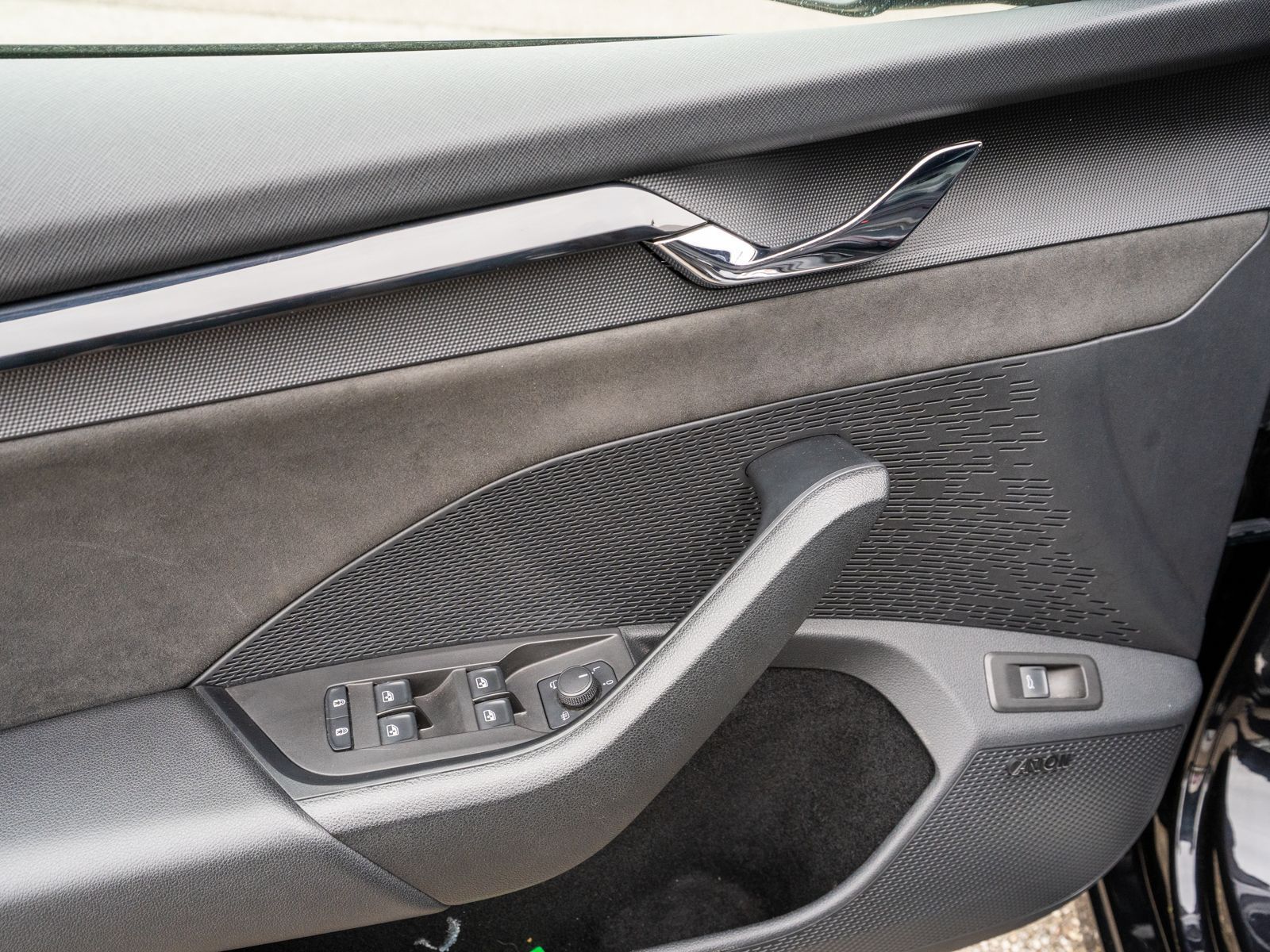 Fahrzeugabbildung SKODA Octavia RS Combi 2.0 TDI DSG LED Navi HUD Stdhzg