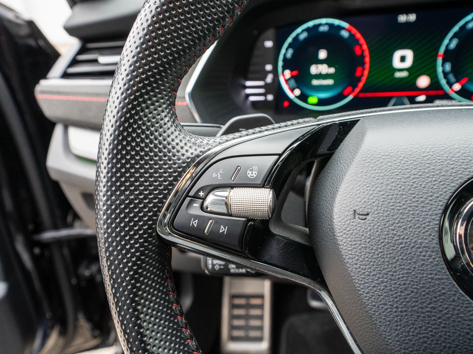 Fahrzeugabbildung SKODA Octavia RS Combi 2.0 TDI DSG LED Navi HUD Stdhzg