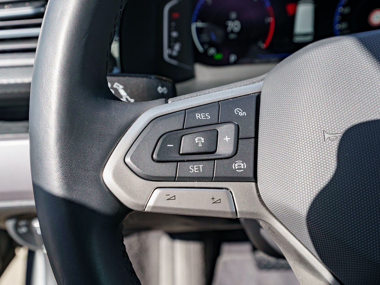 Fahrzeugabbildung Volkswagen T6.1 Multivan Highline 2.0 TDI DSG LED NAVI AHK