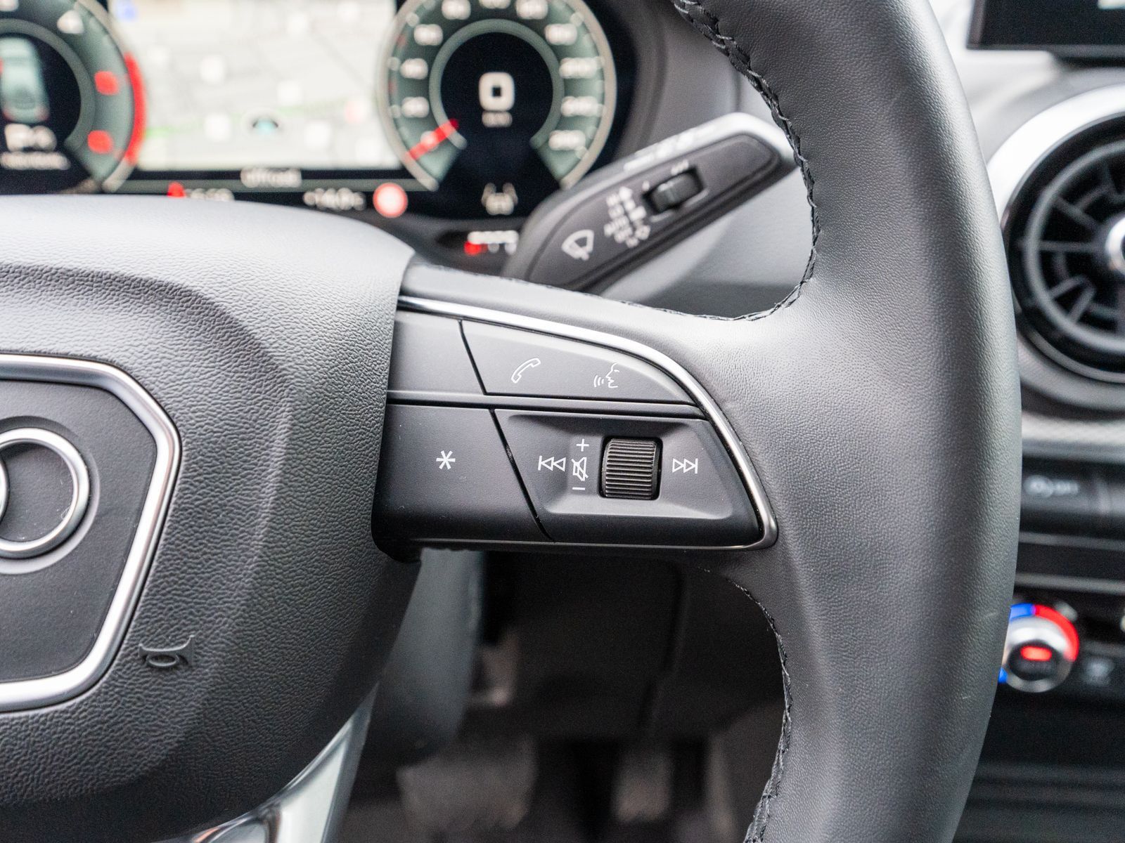 Fahrzeugabbildung Audi Q2 advanced 35TDI Stronic NAVI LED ACC RFK LEDER