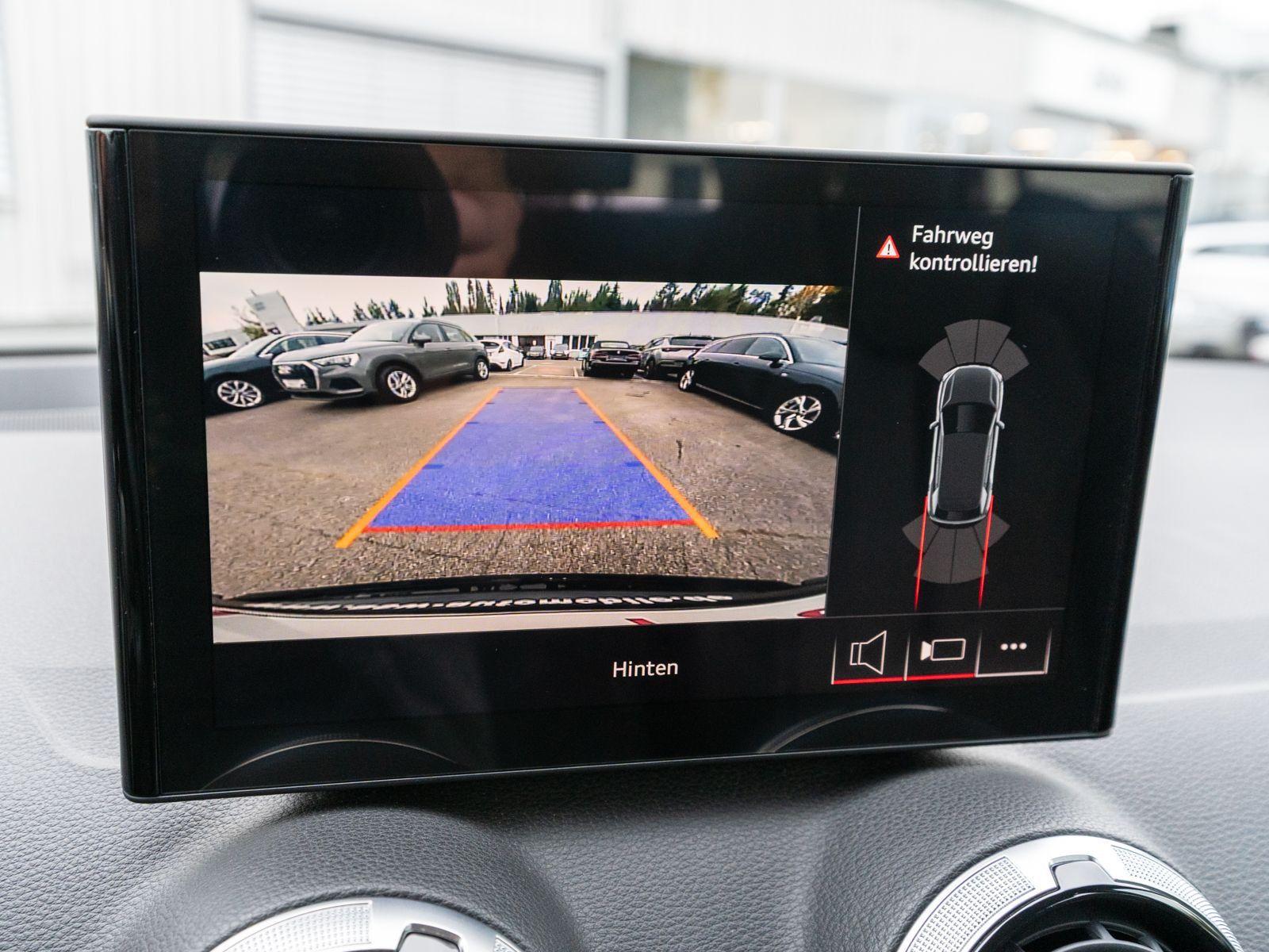 Fahrzeugabbildung Audi Q2 advanced 35TDI Stronic NAVI LED ACC RFK LEDER