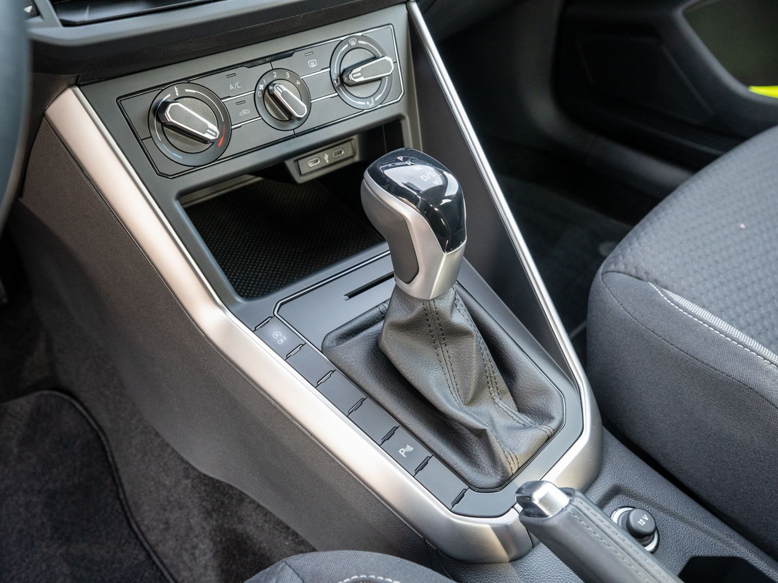 Fahrzeugabbildung Volkswagen Polo Life 1.0 TSI DSG LED Klimaanlage PDC