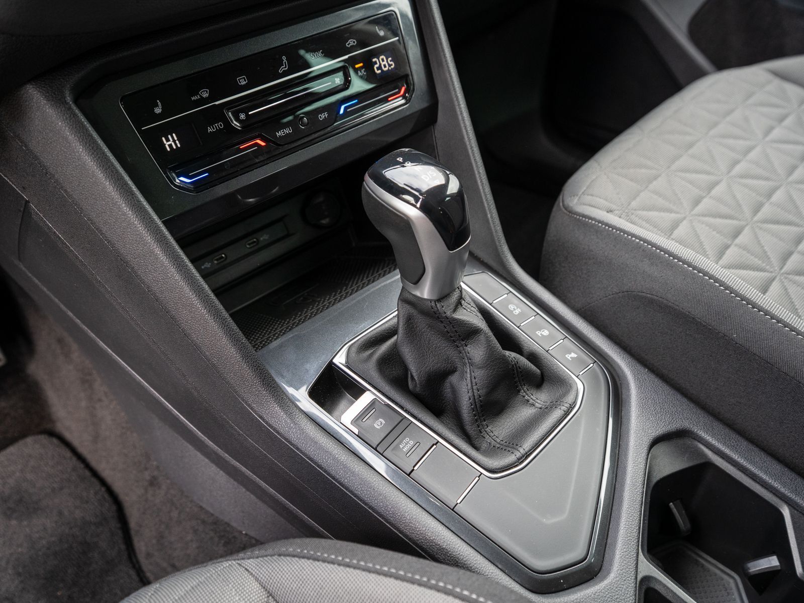 Fahrzeugabbildung Volkswagen Tiguan Life 2.0 TDI DSG LED NAVI PDC ACC SHZ