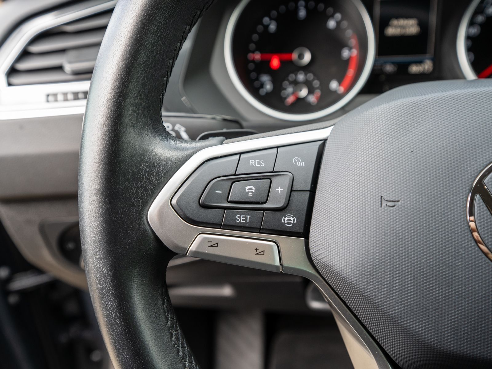 Fahrzeugabbildung Volkswagen Tiguan Life 2.0 TDI DSG LED NAVI PDC ACC SHZ