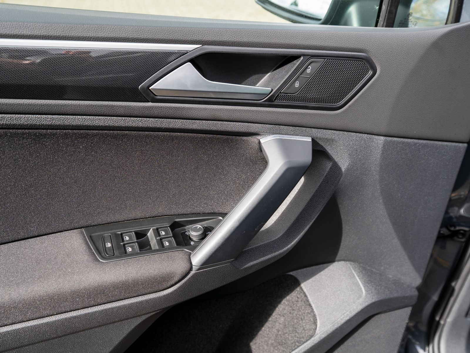 Fahrzeugabbildung Volkswagen Tiguan Life 2.0 TDI DSG LED NAVI PDC ACC SHZ