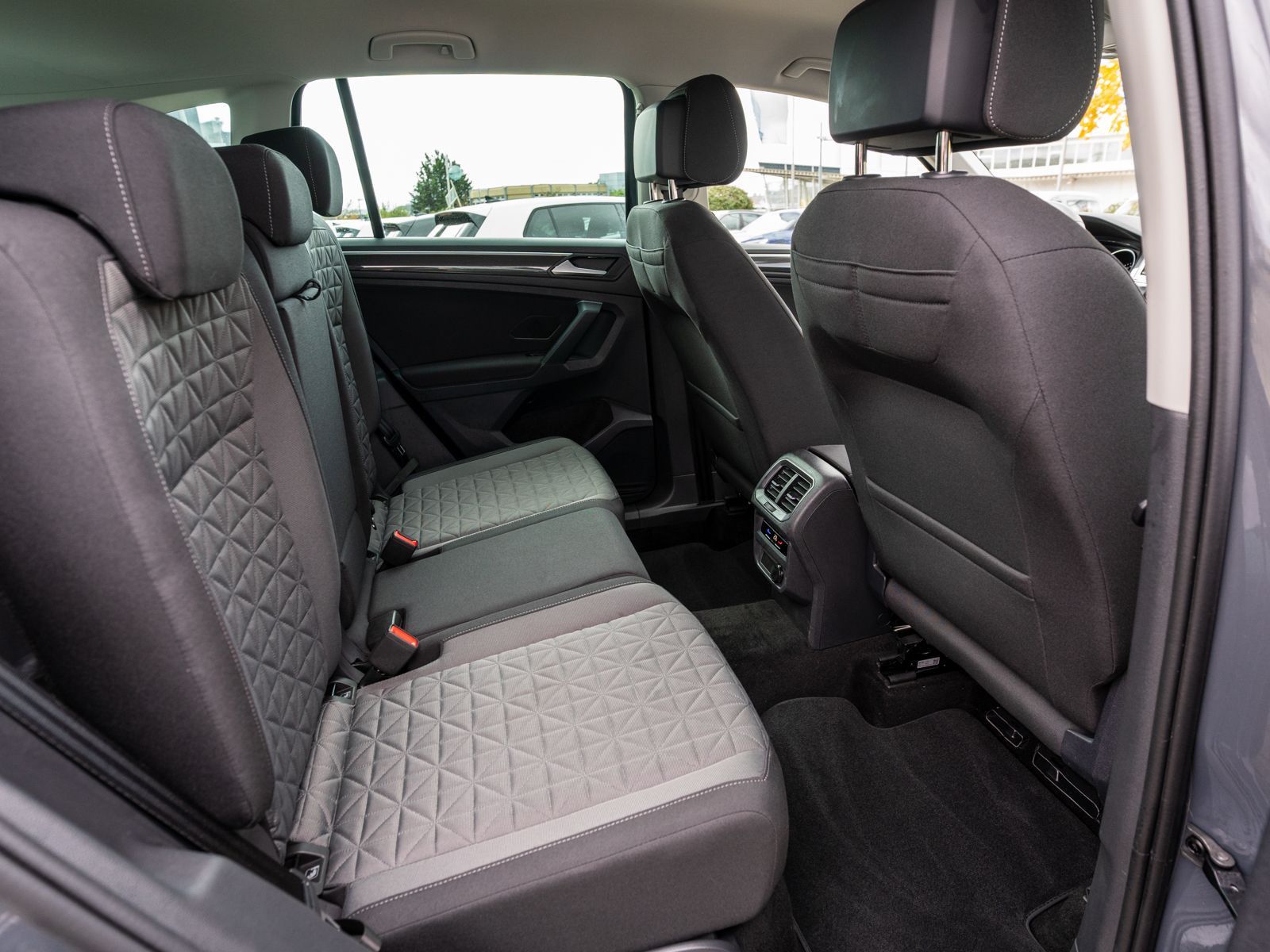 Fahrzeugabbildung Volkswagen Tiguan Life 2.0 TDI DSG LED NAVI PDC ACC SHZ