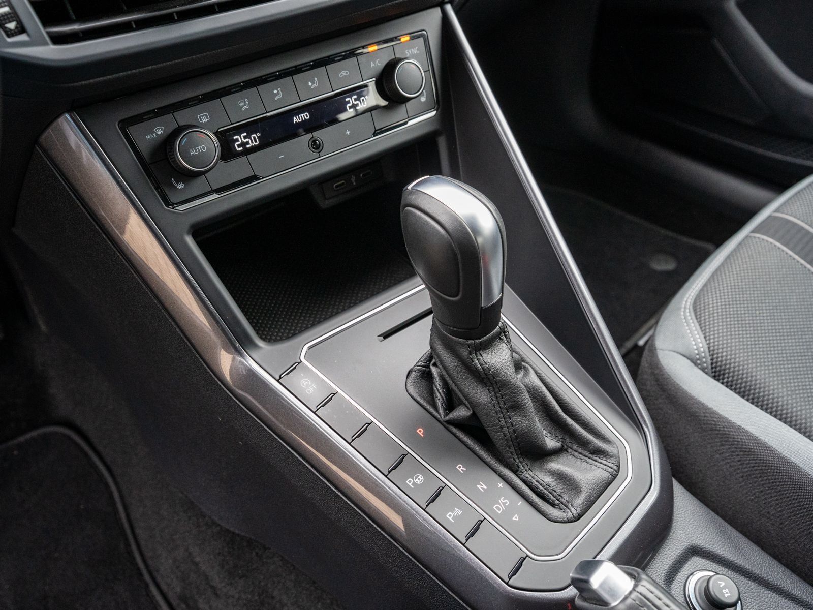 Fahrzeugabbildung Volkswagen Polo Highline 1.0 TSI DSG LED Navi RFK ACC SHZ