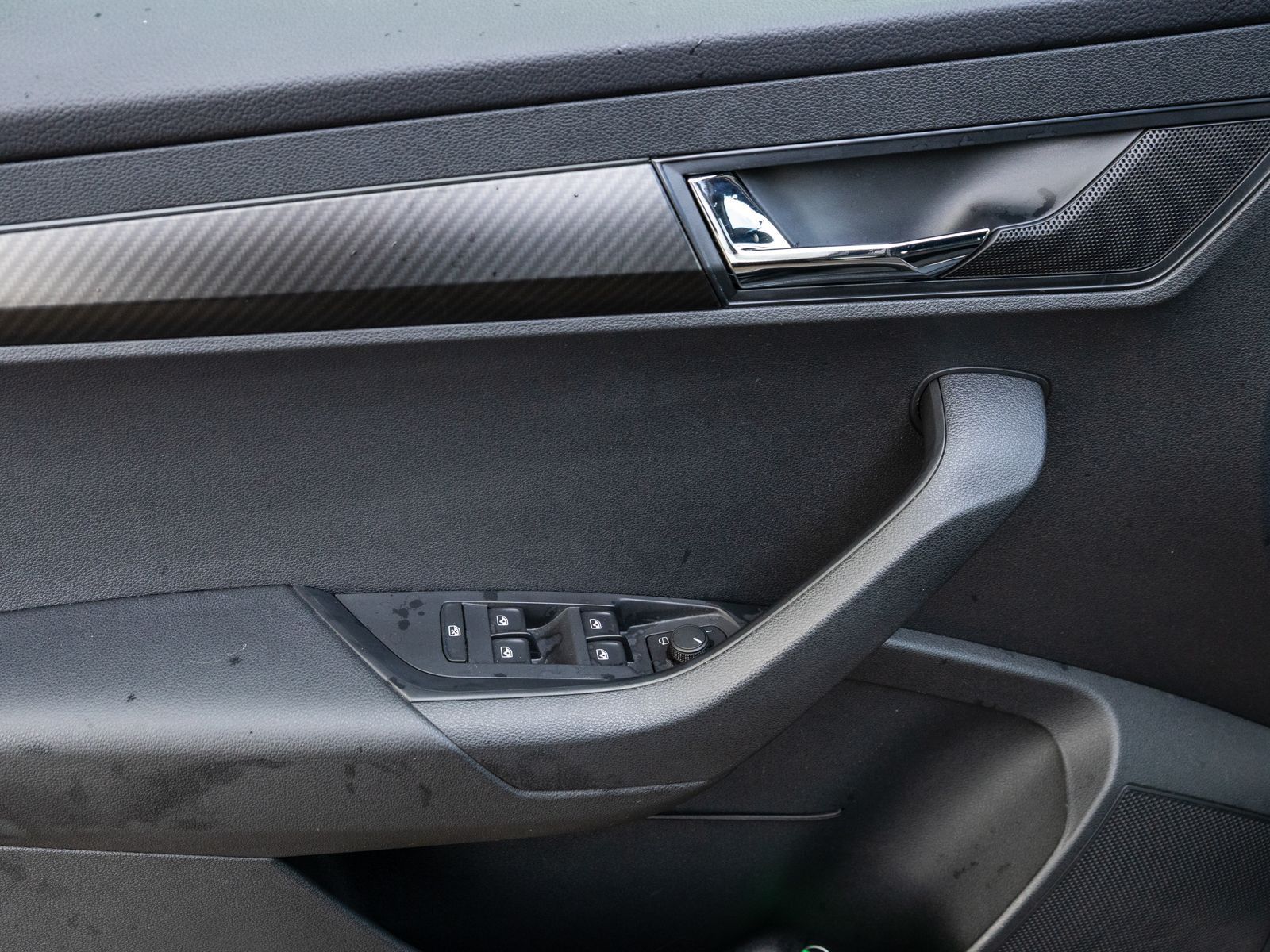 Fahrzeugabbildung SKODA Karoq Sportline 2.0 TDI DSG LED Navi PDC ACC AHK