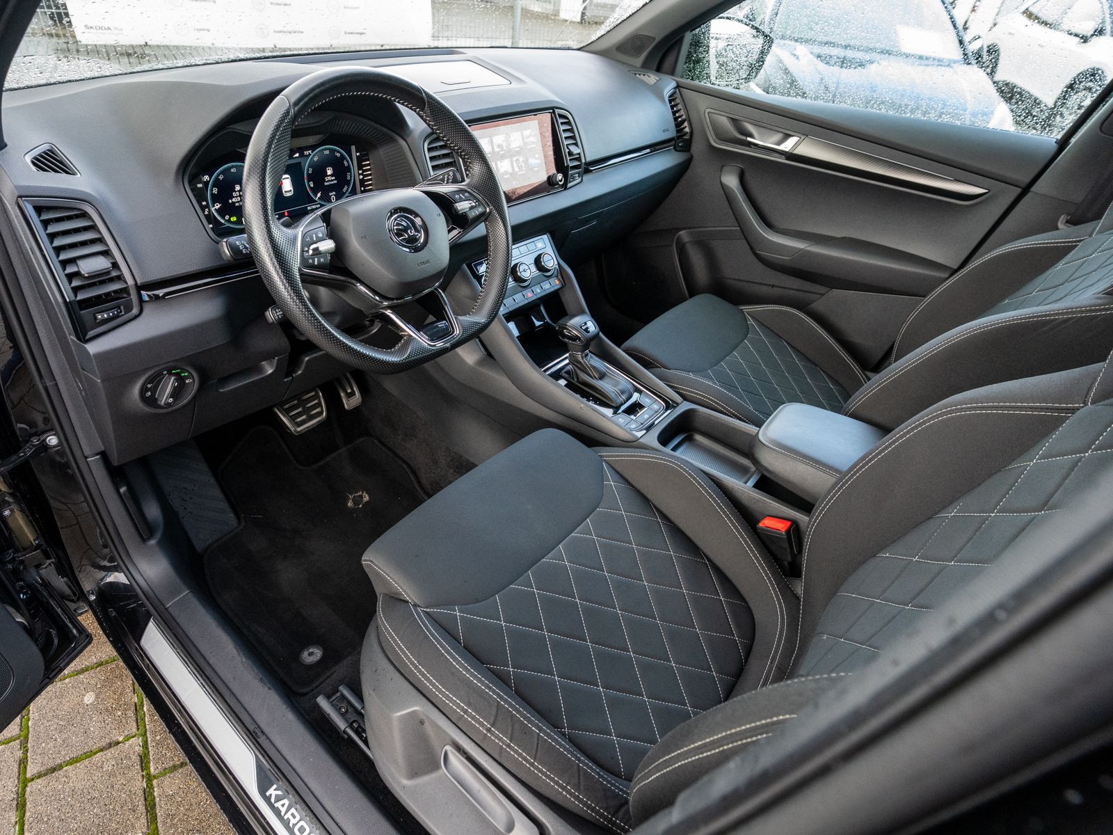 Fahrzeugabbildung SKODA Karoq Sportline 2.0 TDI DSG LED Navi PDC ACC AHK