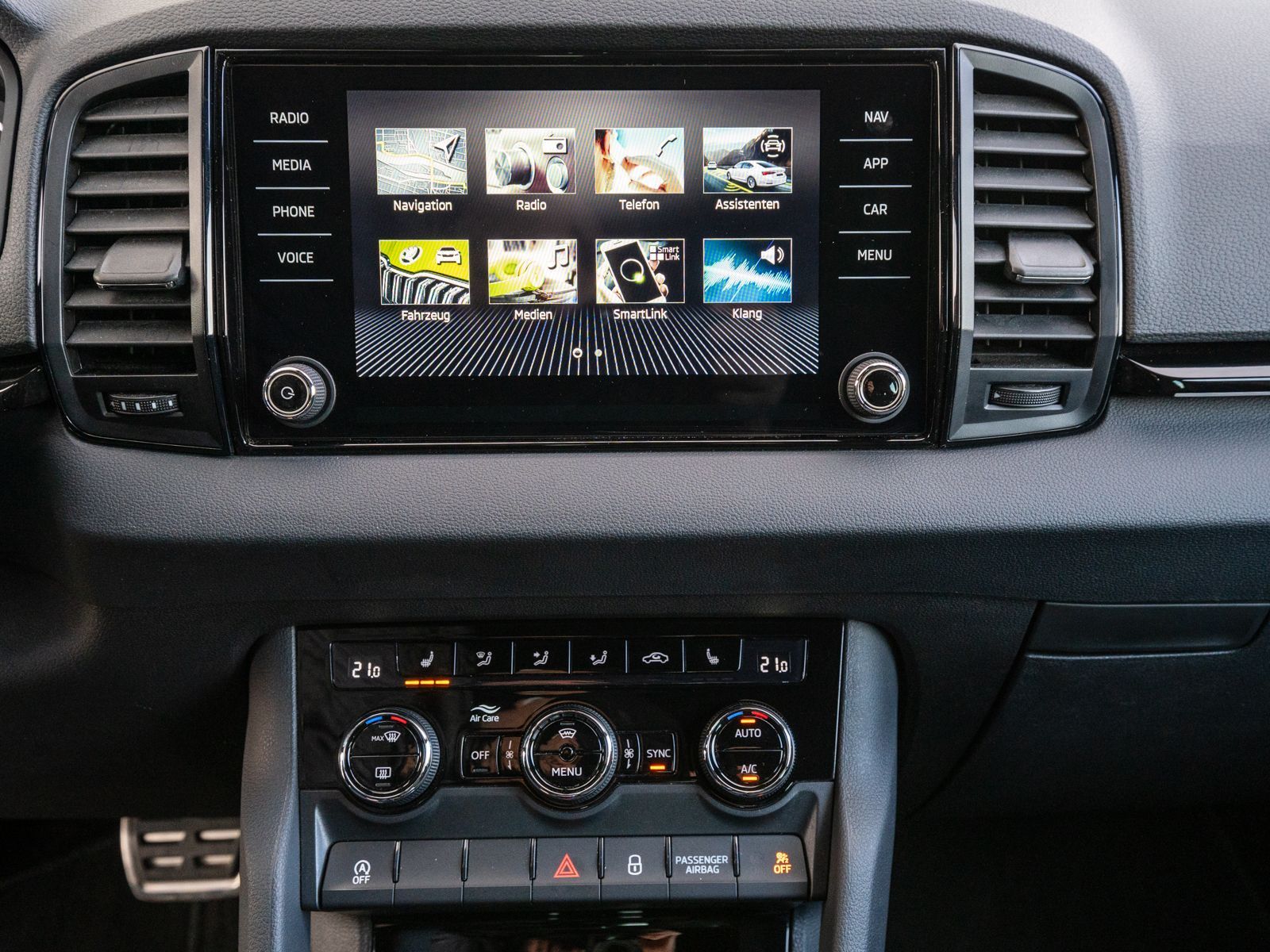 Fahrzeugabbildung SKODA Karoq Sportline 2.0 TDI DSG LED Navi PDC ACC AHK