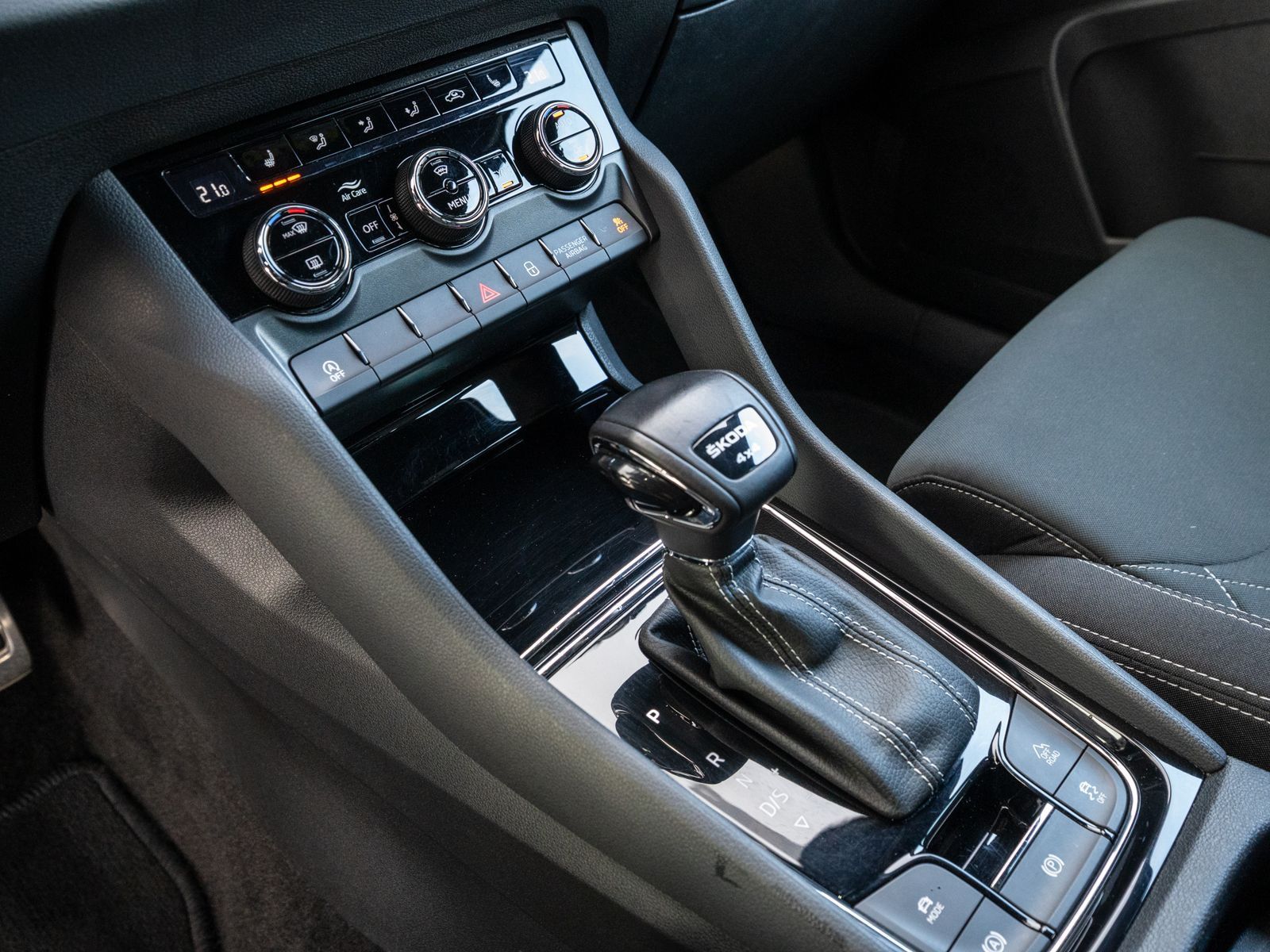 Fahrzeugabbildung SKODA Karoq Sportline 2.0 TDI DSG LED Navi PDC ACC AHK