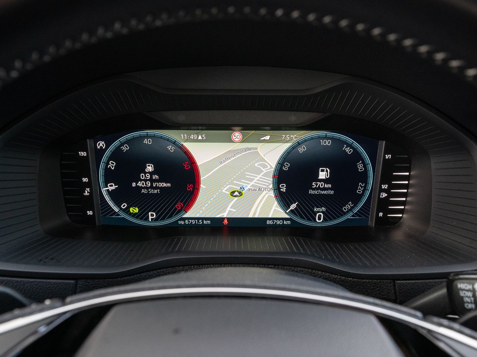 Fahrzeugabbildung SKODA Karoq Sportline 2.0 TDI DSG LED Navi PDC ACC AHK