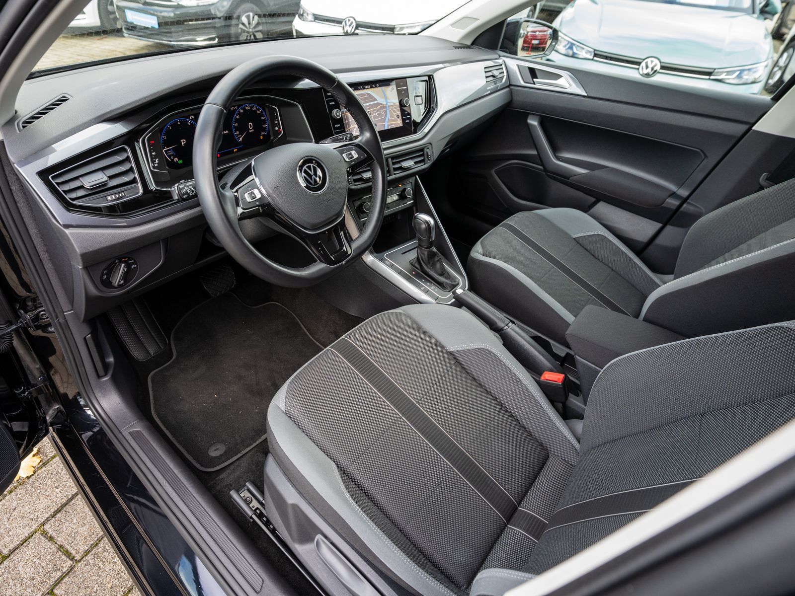 Fahrzeugabbildung Volkswagen Polo Highline 1.0 TSI DSG LED Navi PDC SHZ