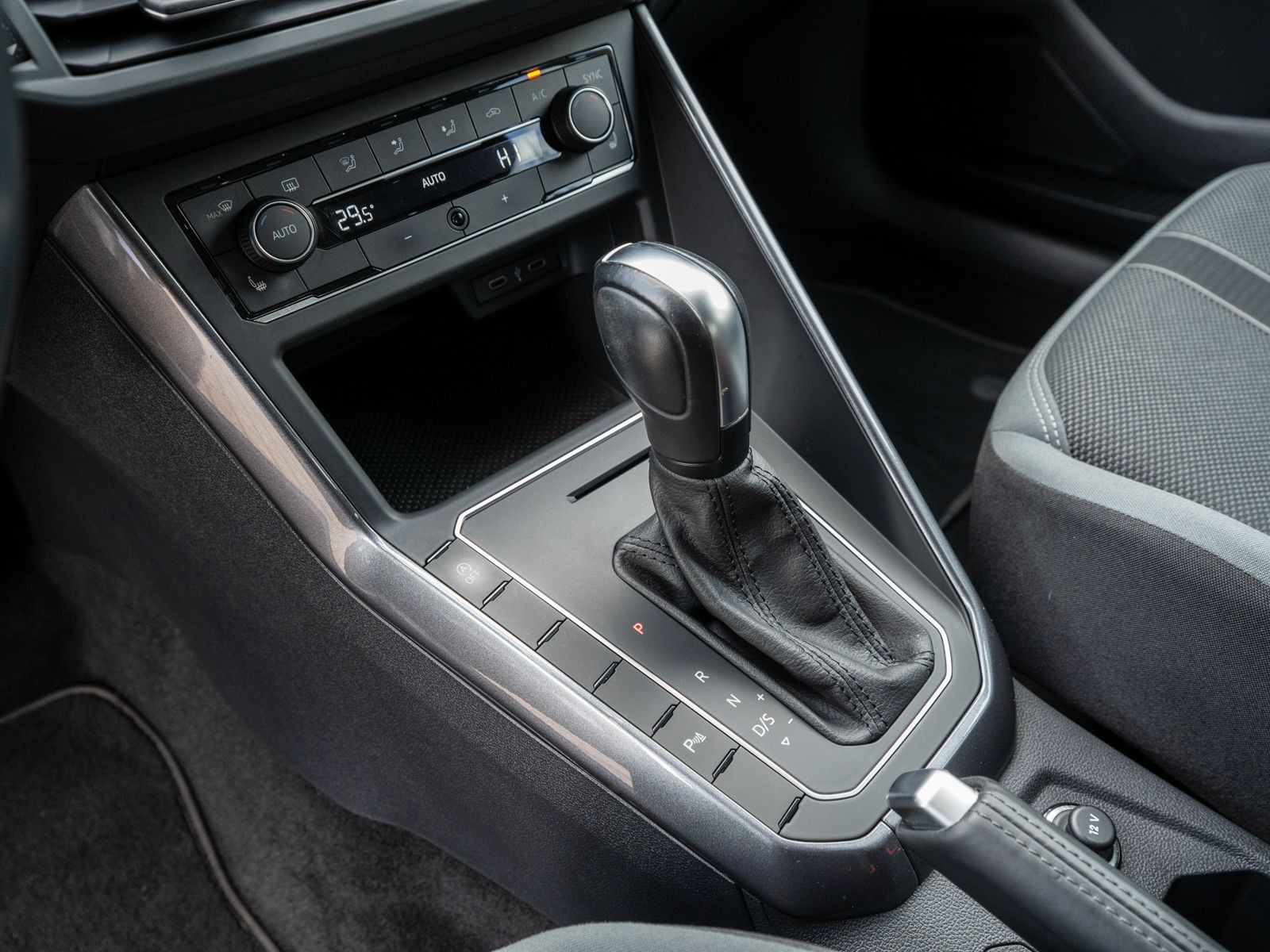 Fahrzeugabbildung Volkswagen Polo Highline 1.0 TSI DSG LED Navi PDC SHZ