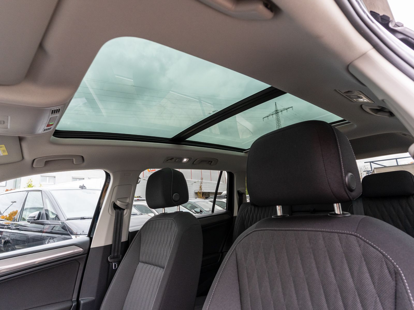 Fahrzeugabbildung Volkswagen Tiguan Allspace Life 4M 2.0TDI DSG 360° PANO AHK