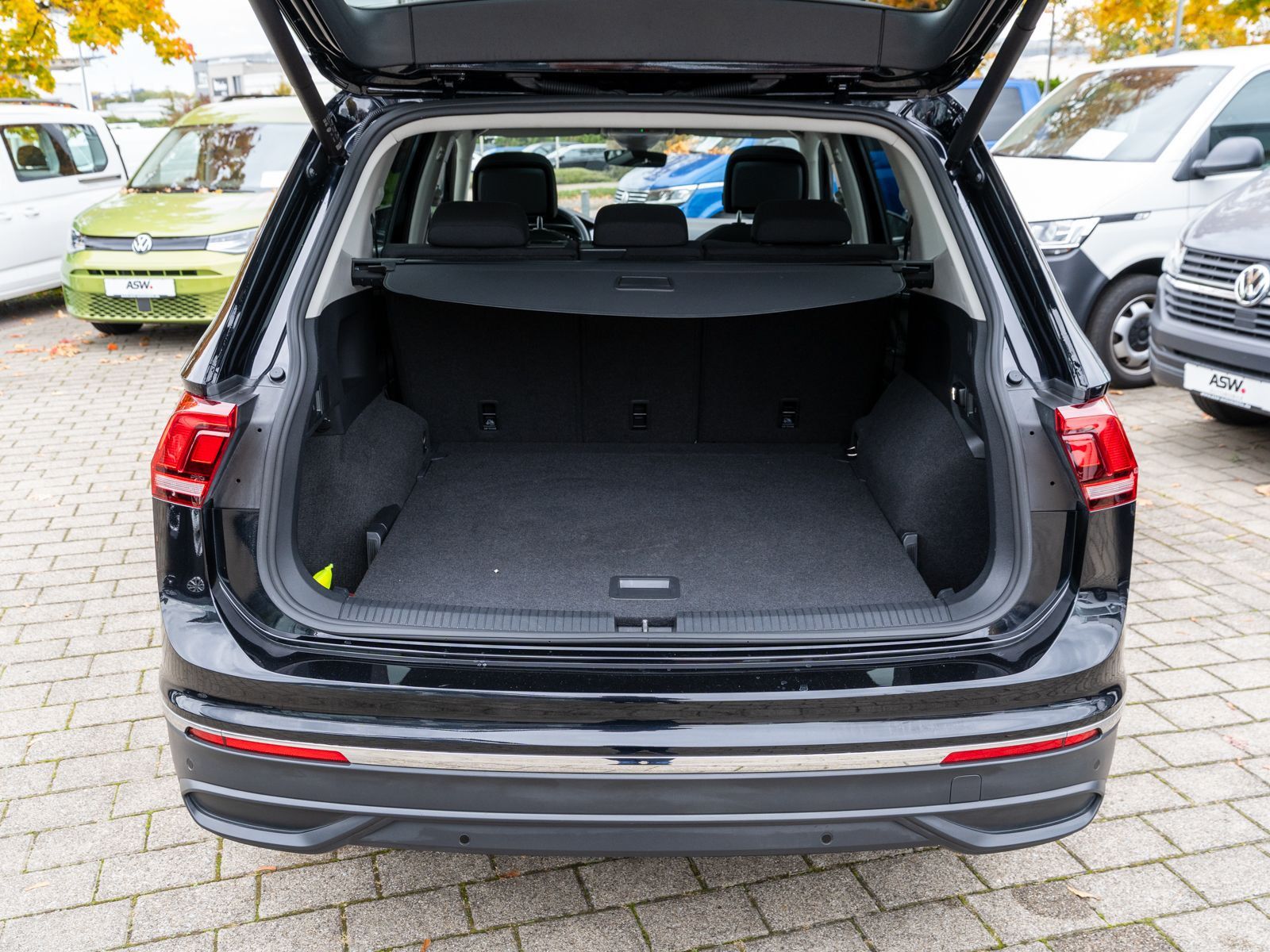 Fahrzeugabbildung Volkswagen Tiguan Allspace Life 4M 2.0TDI DSG 360° PANO AHK