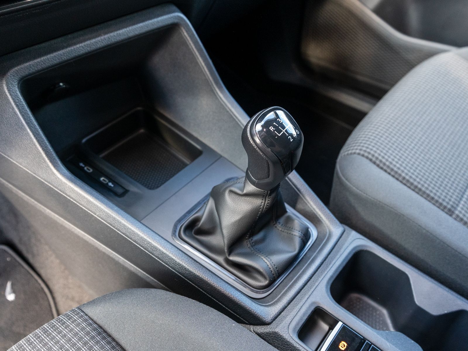 Fahrzeugabbildung Volkswagen Caddy Cargo 1.5 TSI Navi Klima PDC v+h SHZ