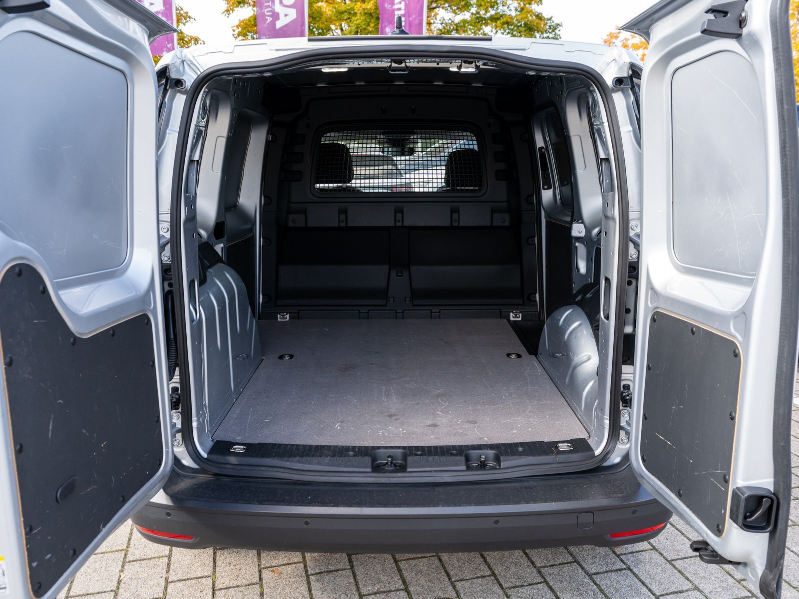 Fahrzeugabbildung Volkswagen Caddy Cargo 1.5 TSI Navi Klima PDC v+h SHZ