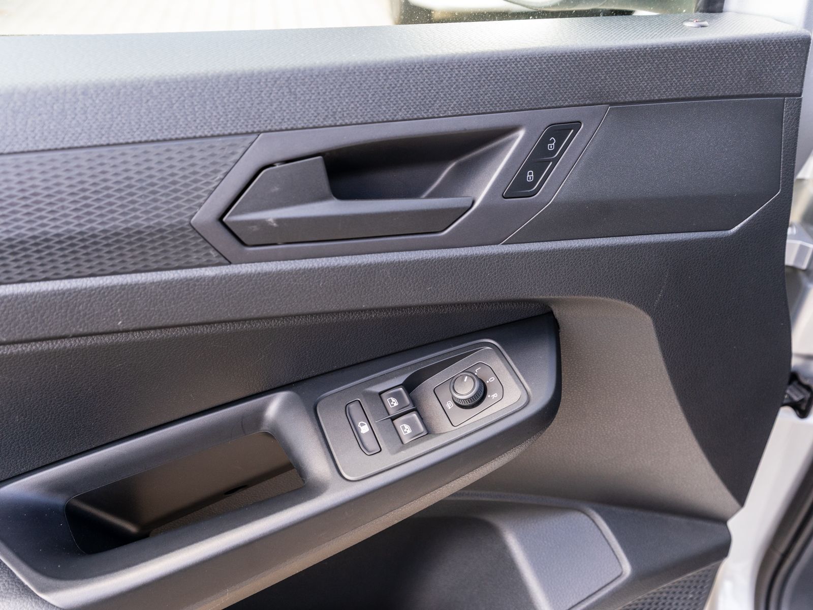 Fahrzeugabbildung Volkswagen Caddy Cargo 1.5 TSI Navi Klima PDC v+h SHZ