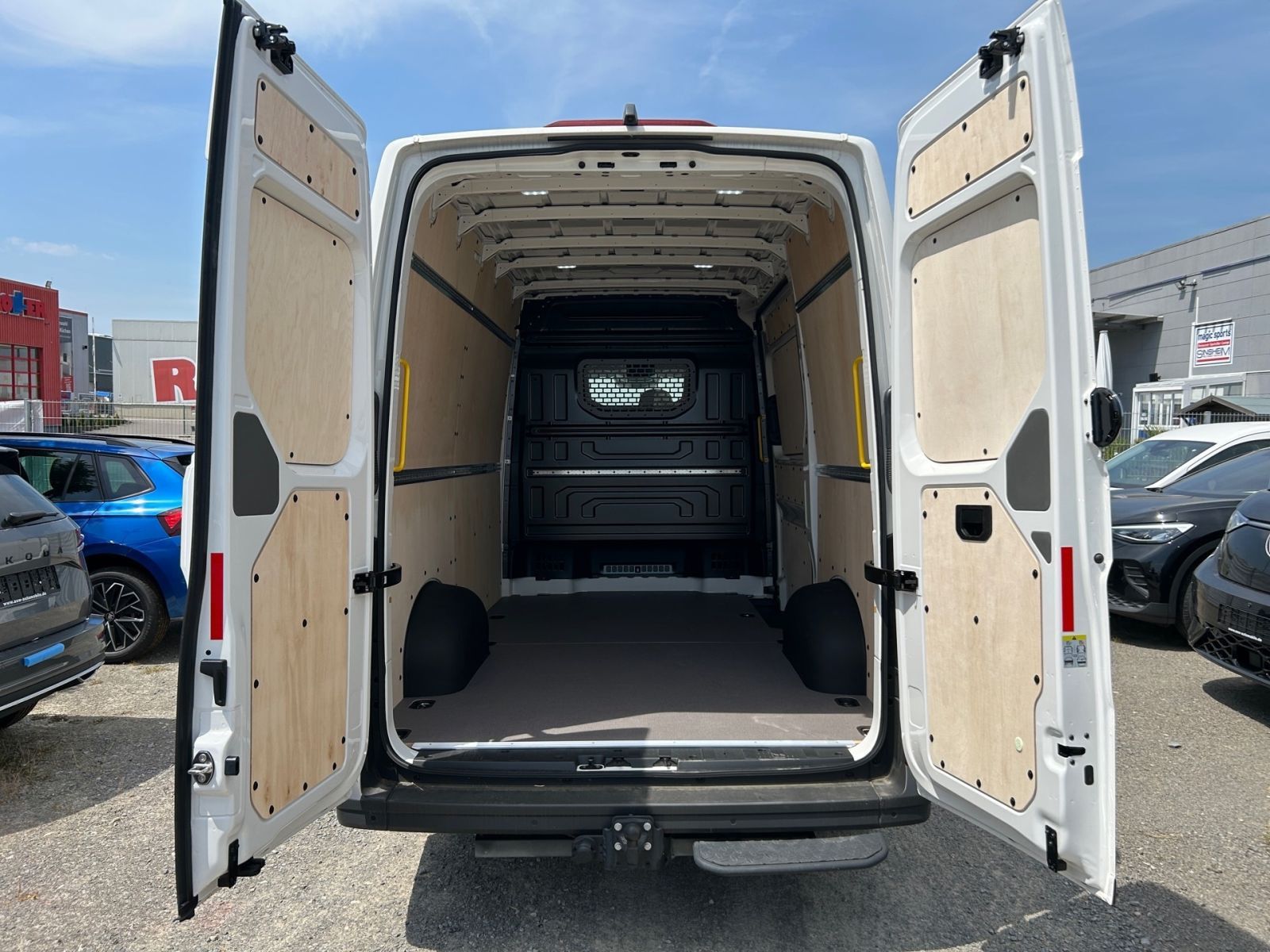 Fahrzeugabbildung Volkswagen Crafter 35 Kasten 2.0 TDI Automatik Rads. 3640mm