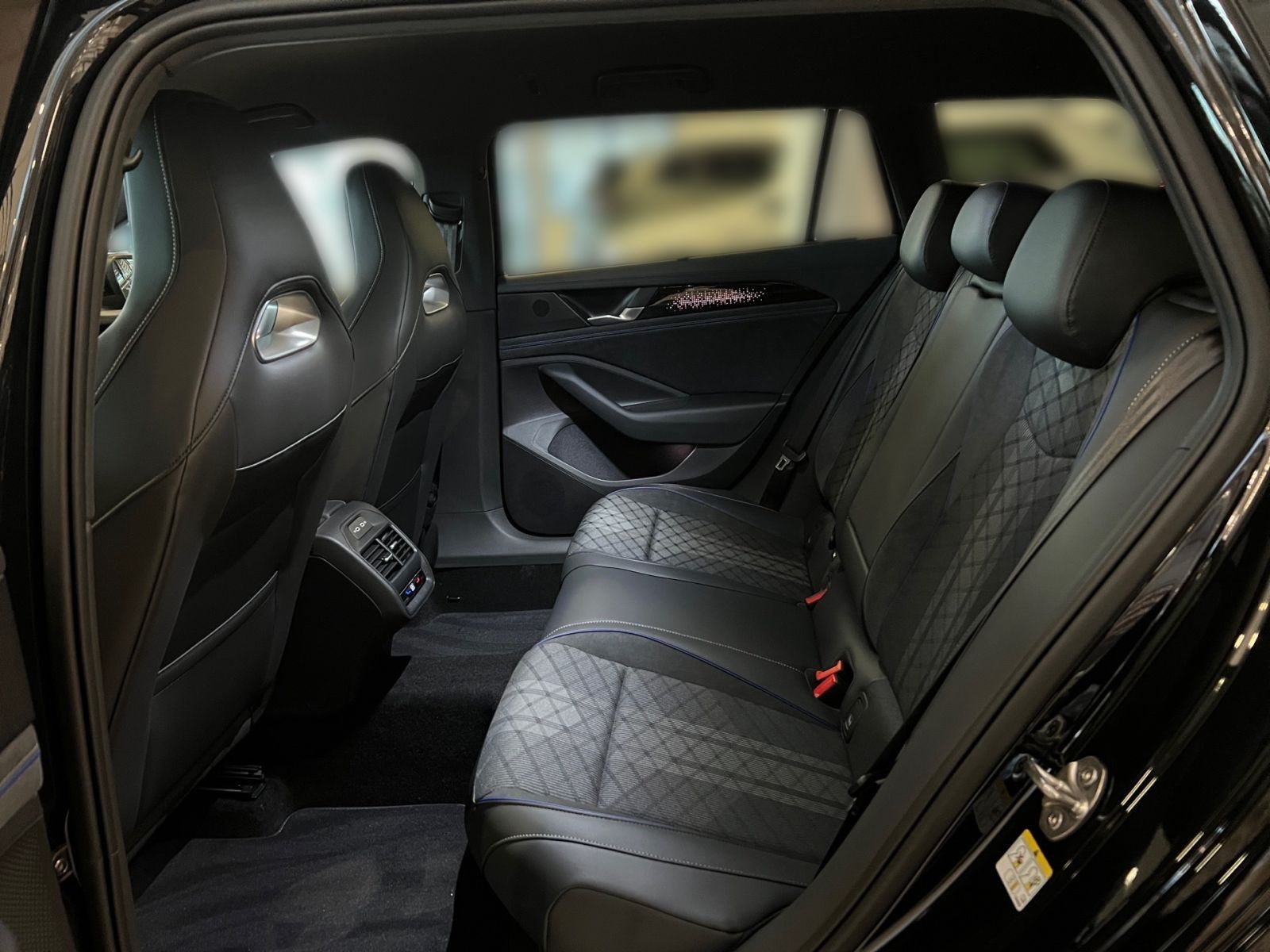 Fahrzeugabbildung Volkswagen Passat R-Line 2.0 TDI DSG "Black-Style" AHK